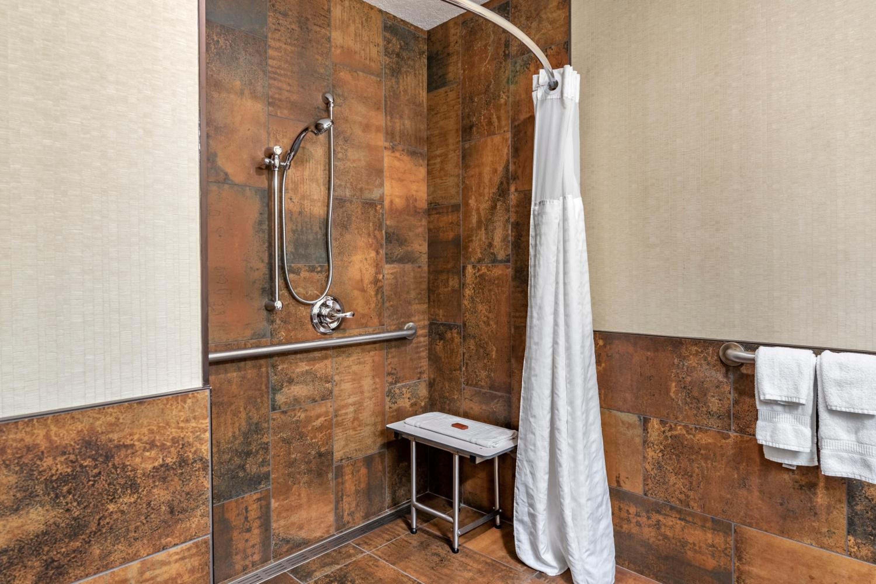 King Room - Mobility Accessible with Roll In Shower - Non-Smoking - Photo 6