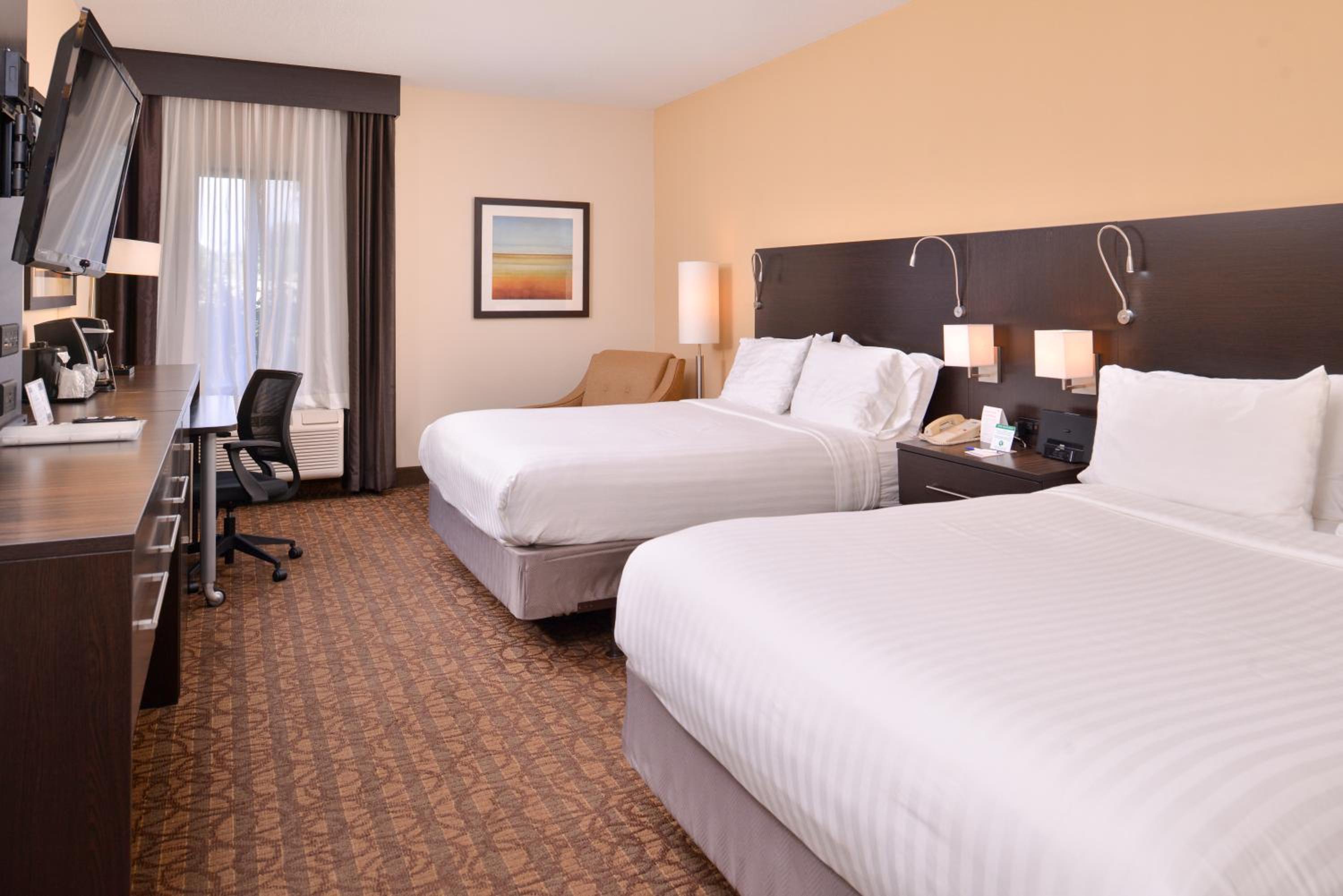 Standard Room with Two Queen Beds - Photo 5