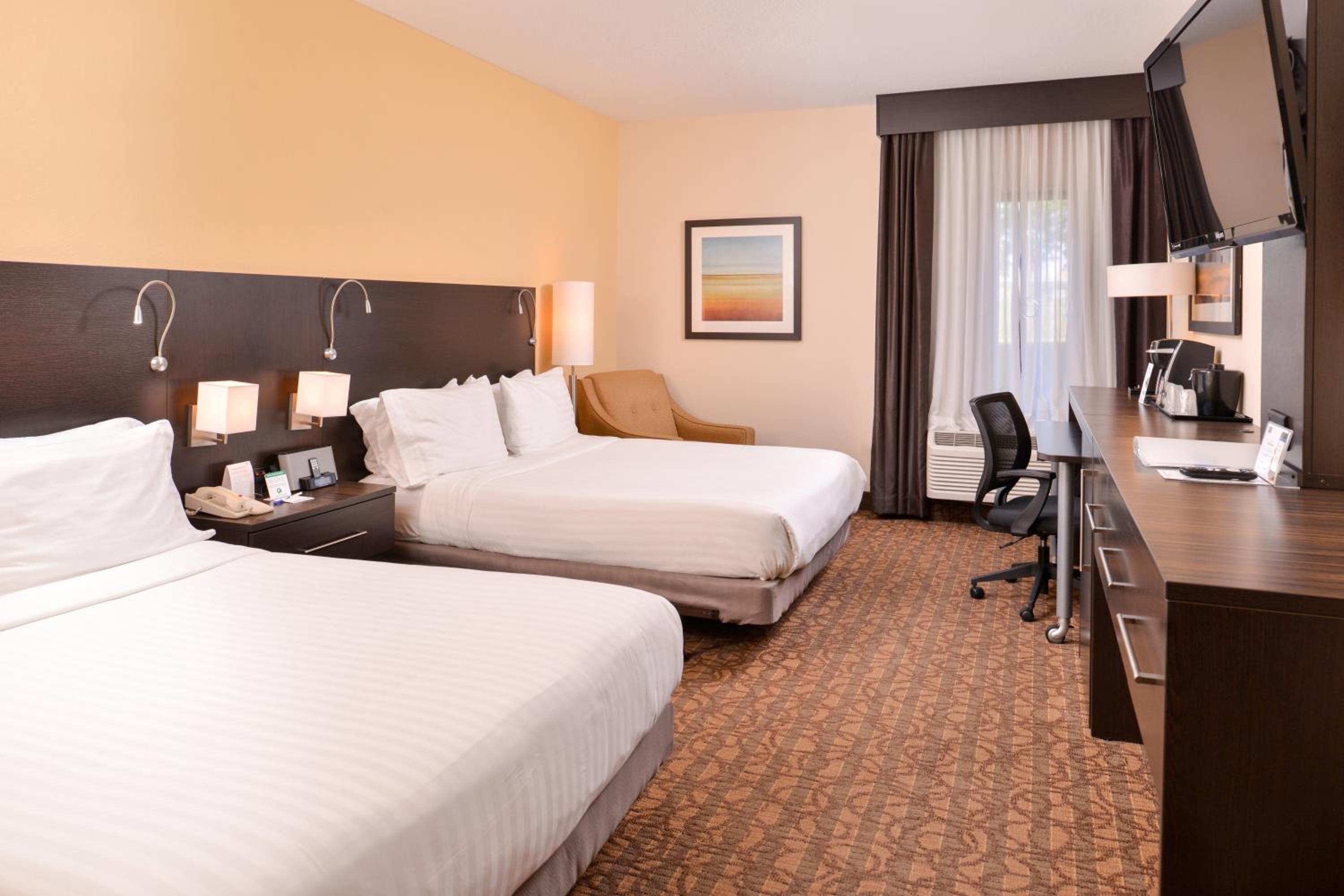 Standard Queen Room with Two Queen Beds and Mobility Accessible Tub - Photo 5