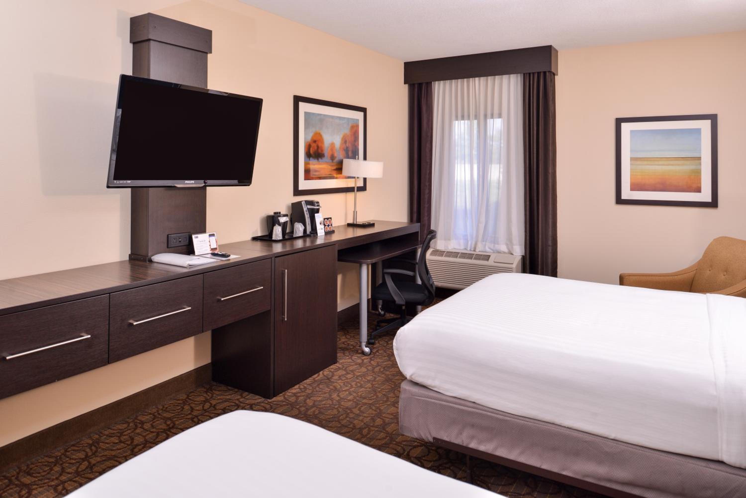 Standard Room with Two Queen Beds - Photo 3