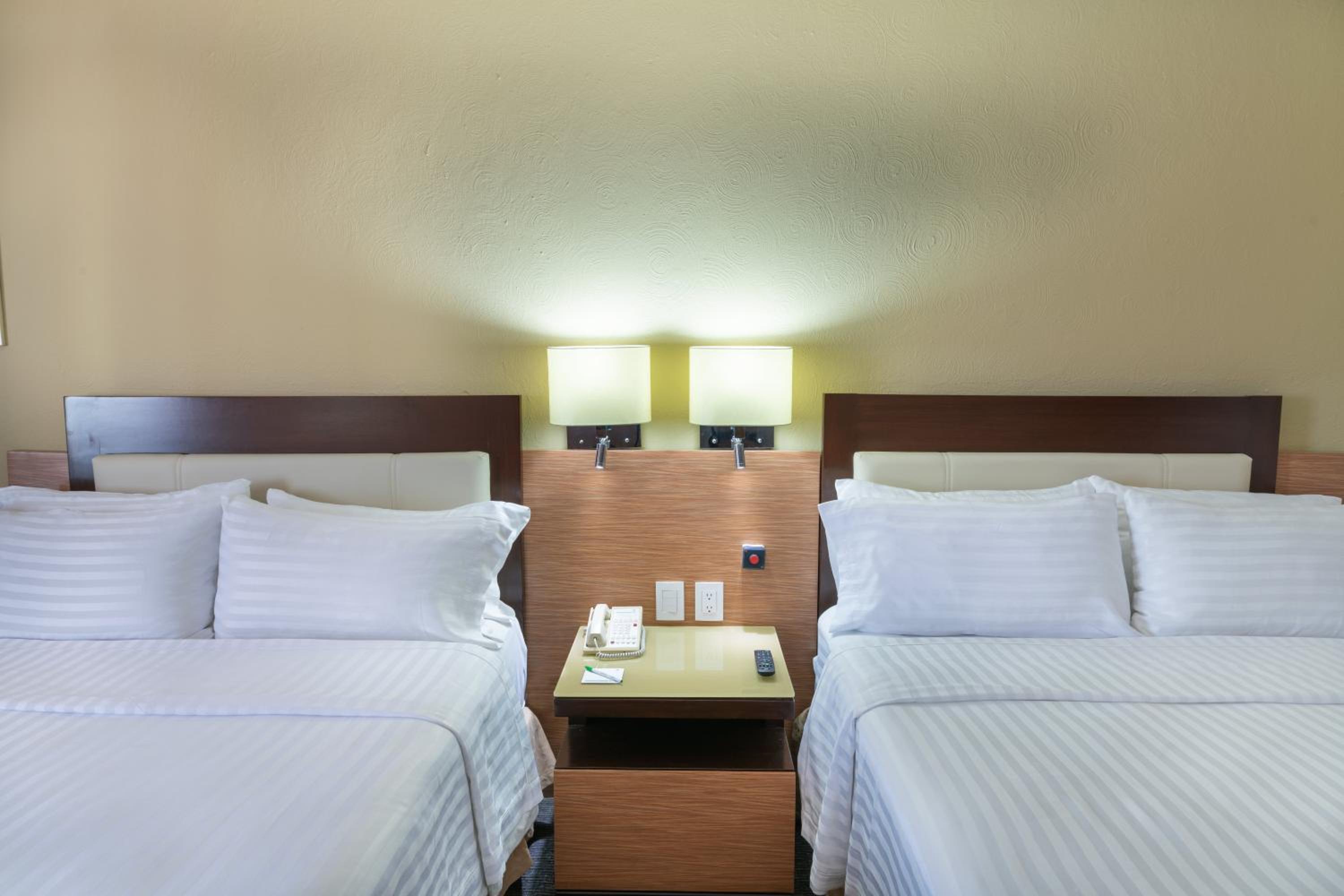 Standard Double Room with Two Double Beds - Disability Access - Photo 5