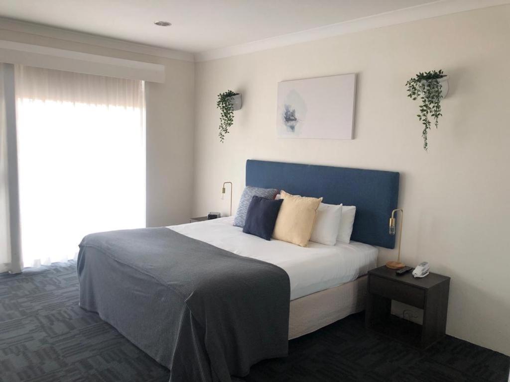 King Room with Lake View - Not Pet Friendly  photo 2