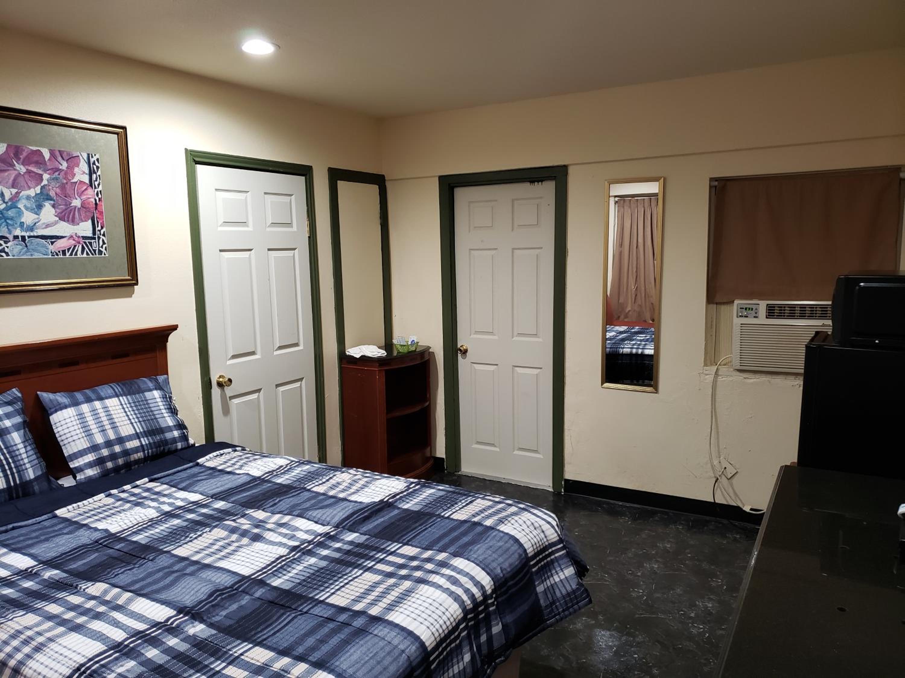 Queen Room photo 1