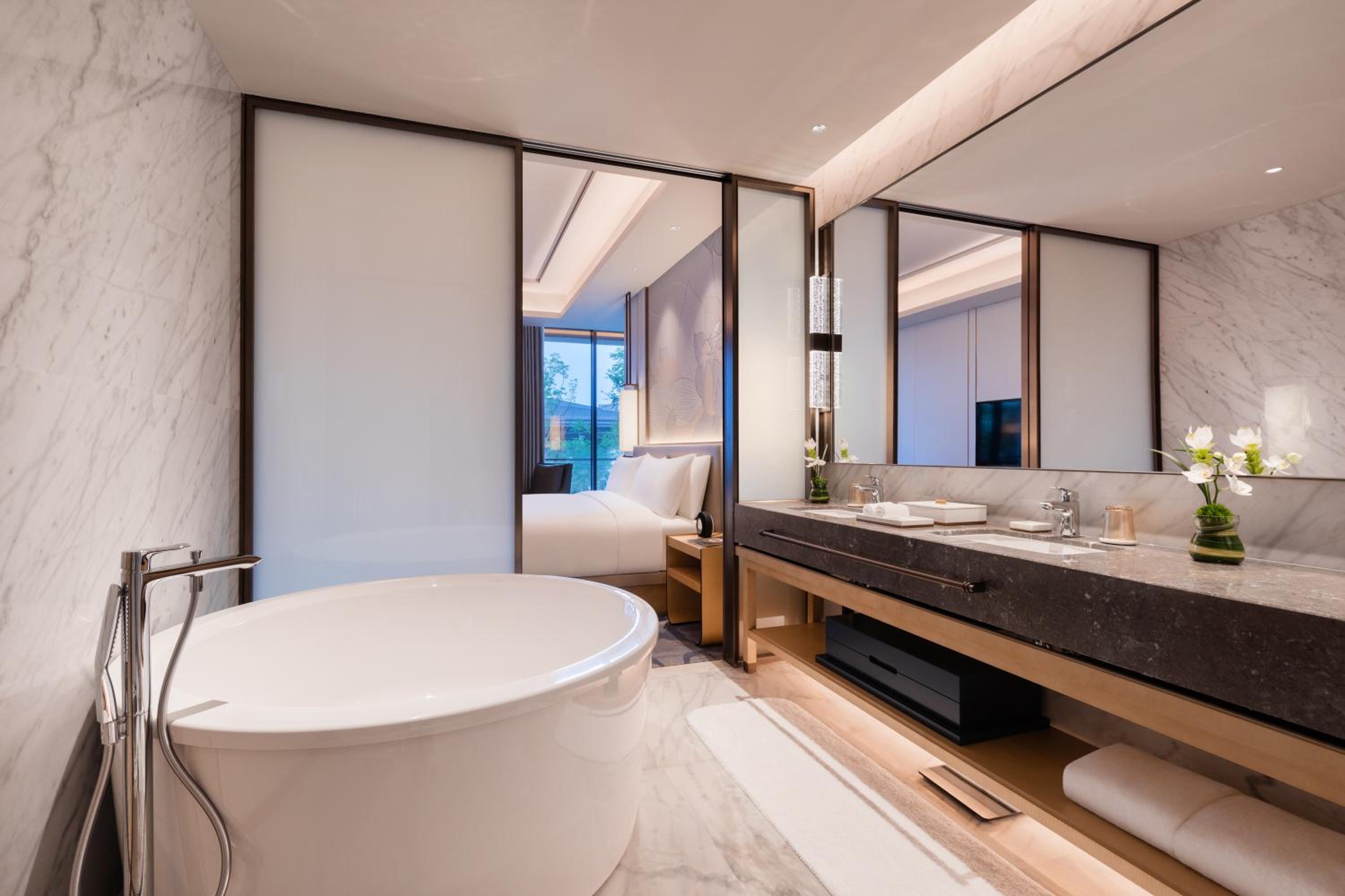 Grand Premium Room with Balcony - Photo 4