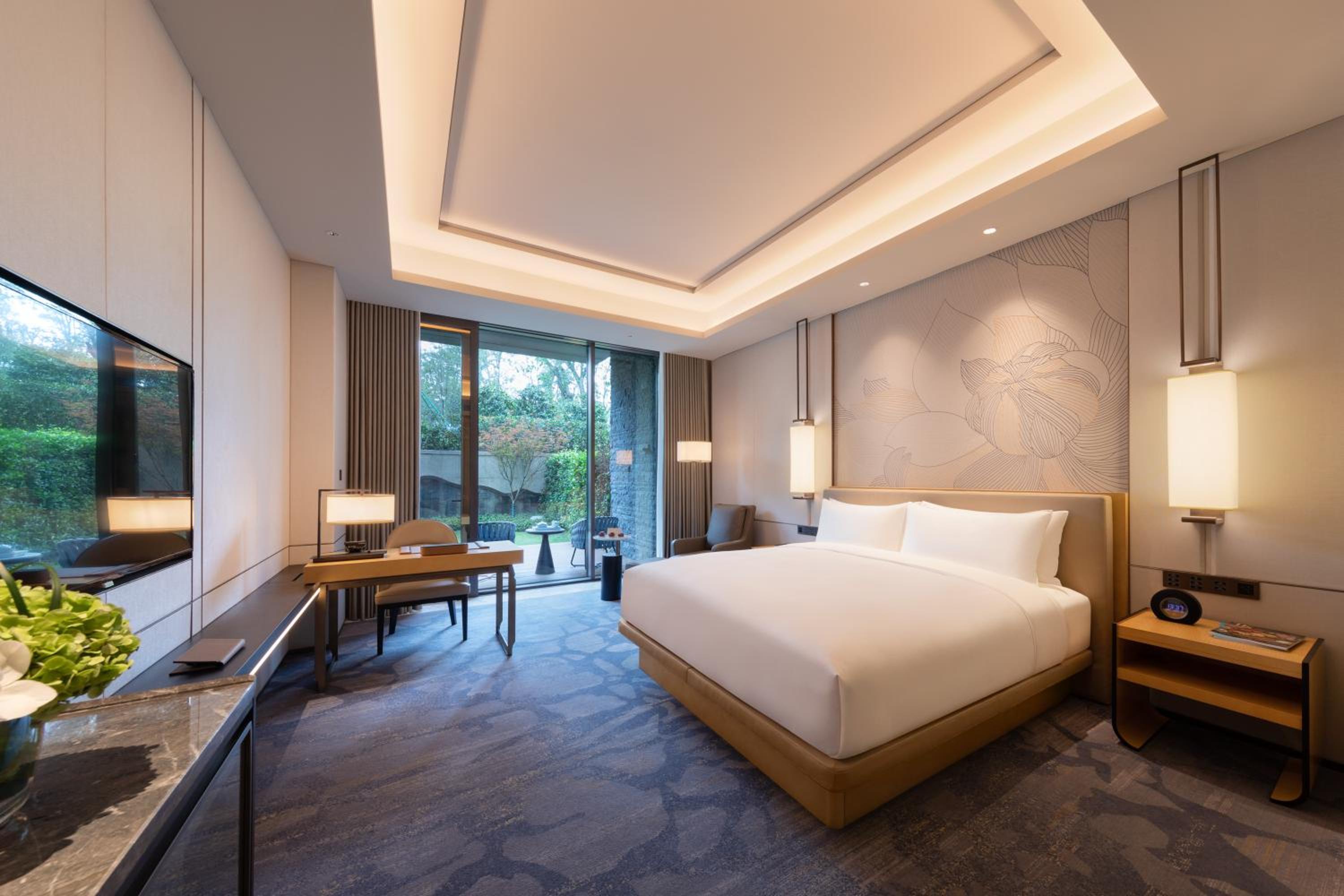 Premium Room with Garden - Photo 4