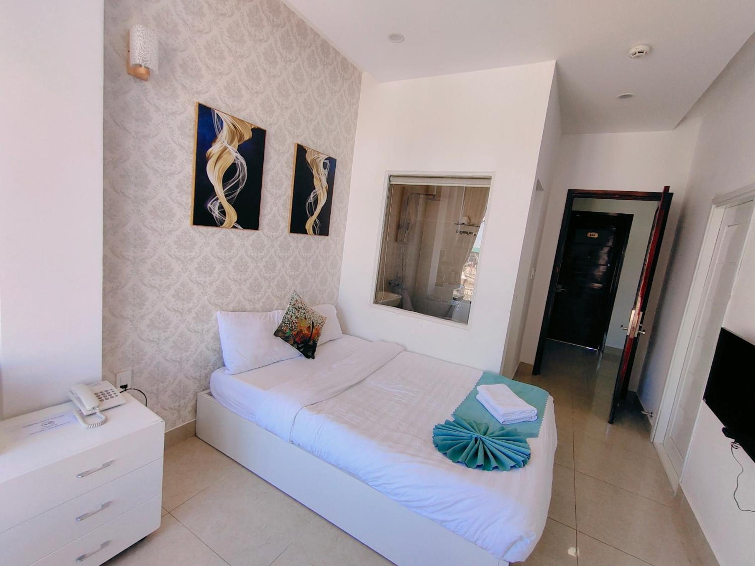 Deluxe Double Room - Photo 9