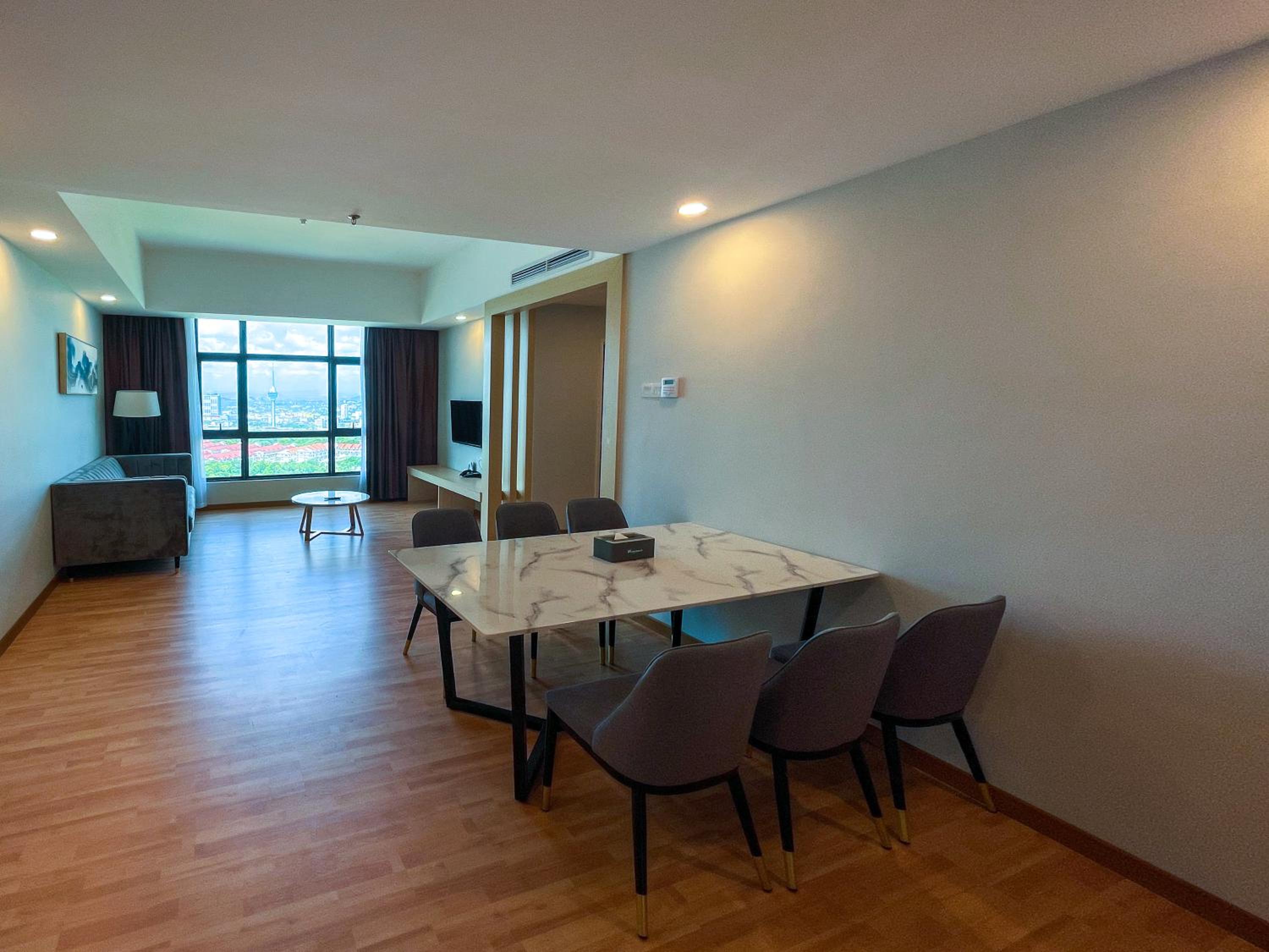 Family Room City View - Photo 4
