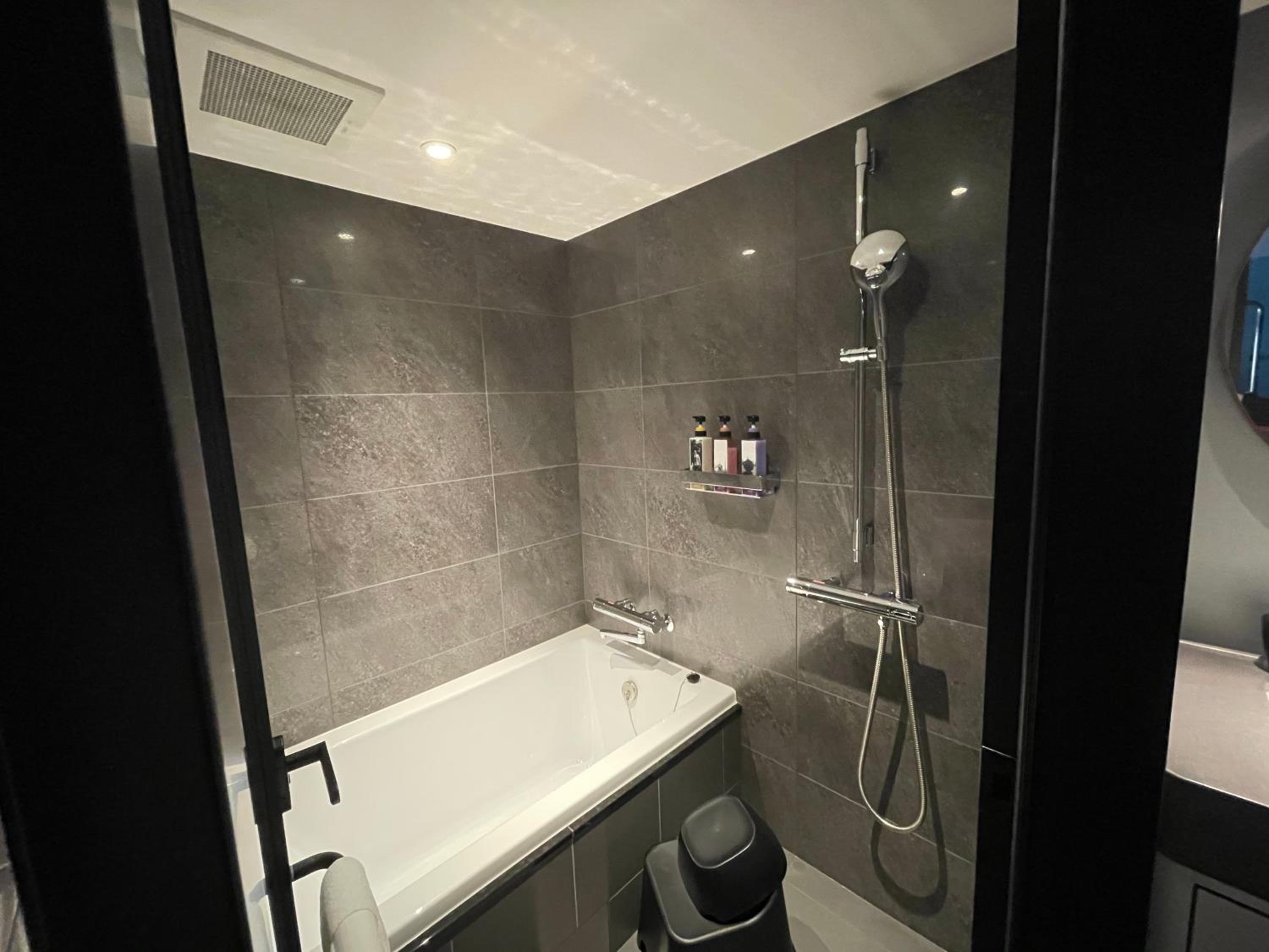 Superior Twin Room with Bath Tub - Photo 2