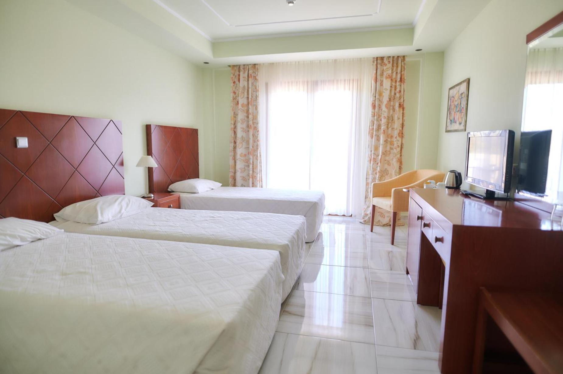 Executive Triple Room with Side Sea View photo 2