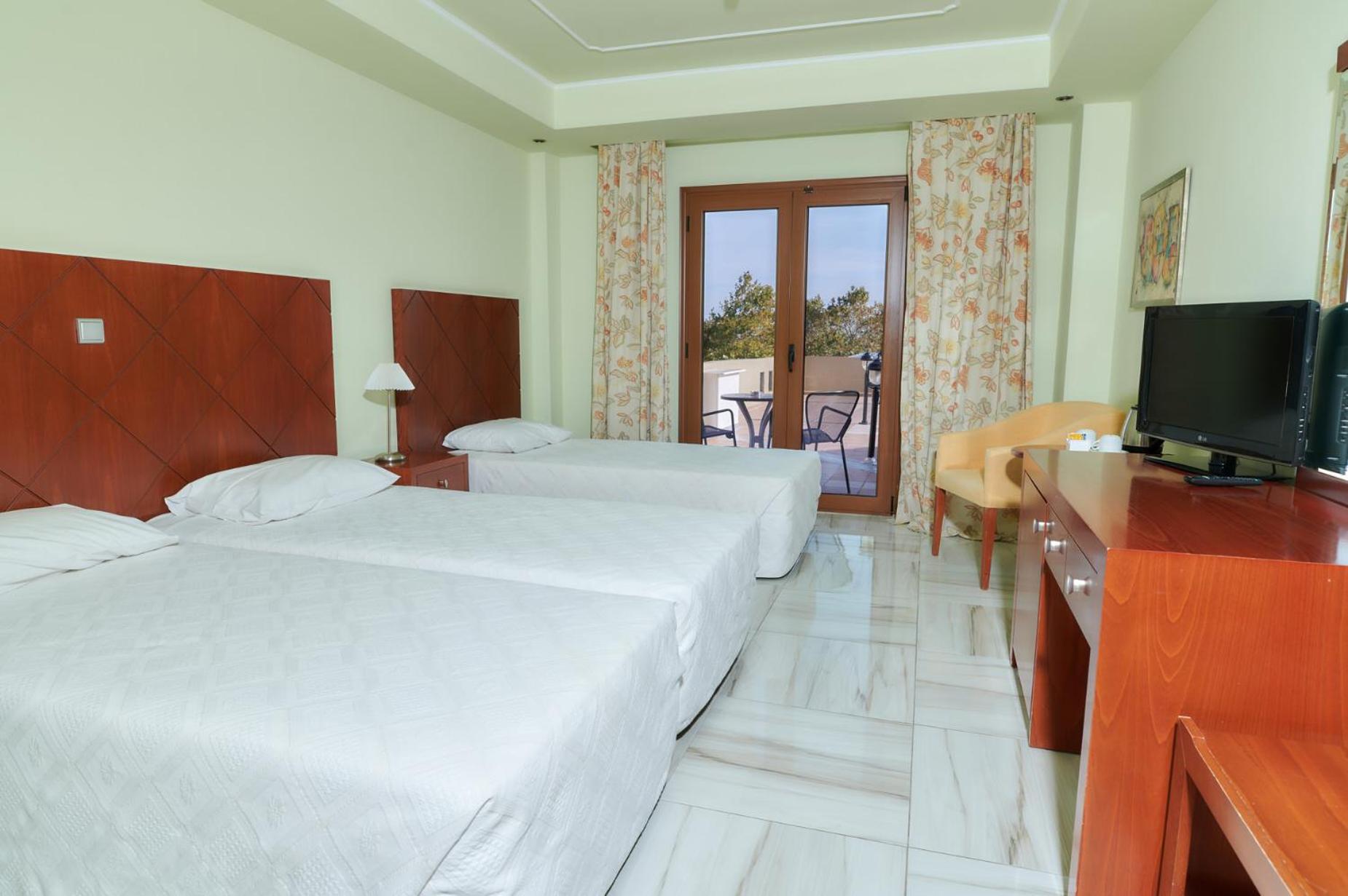 Executive Triple Room with Side Sea View photo 3