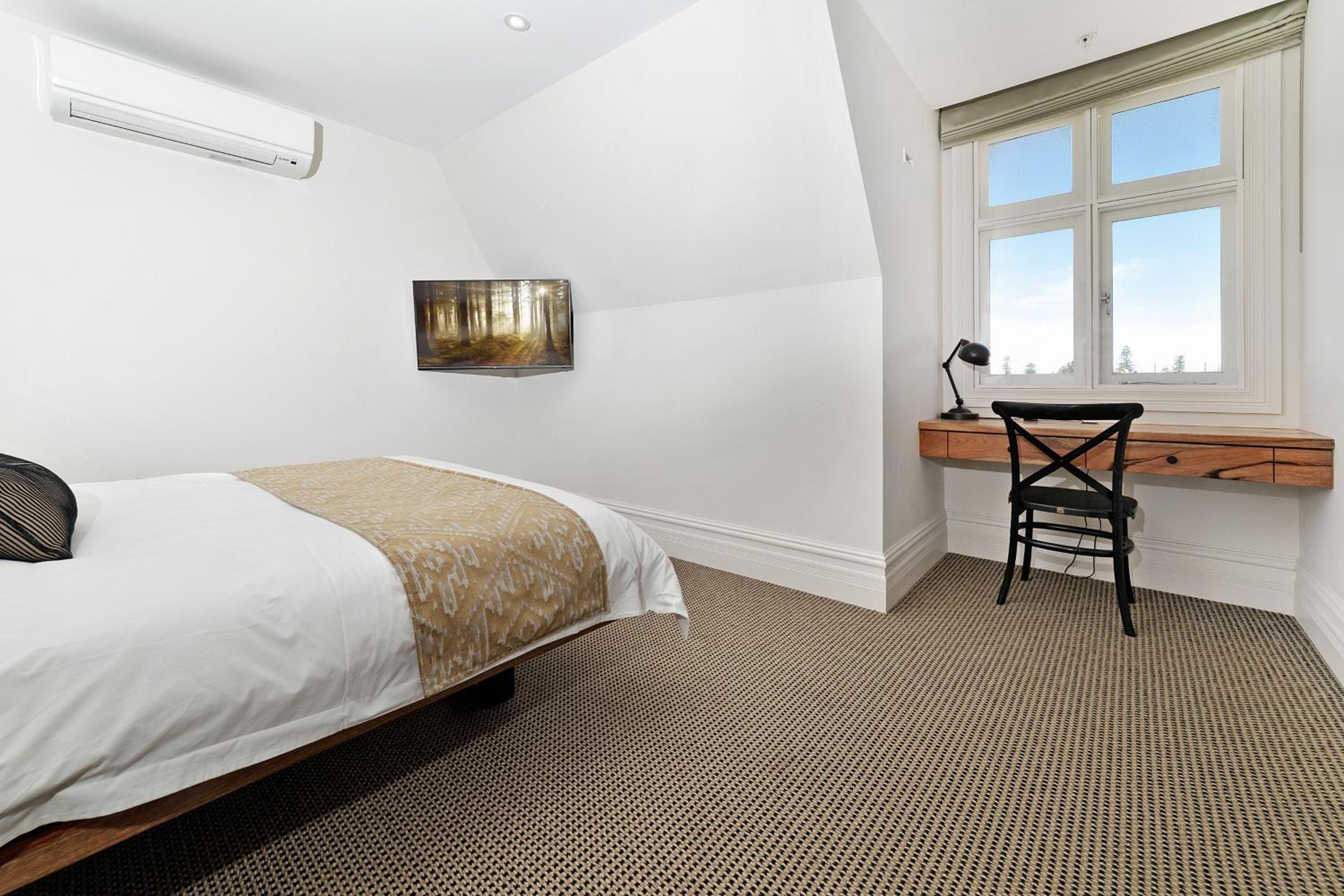 Queen Room photo 2