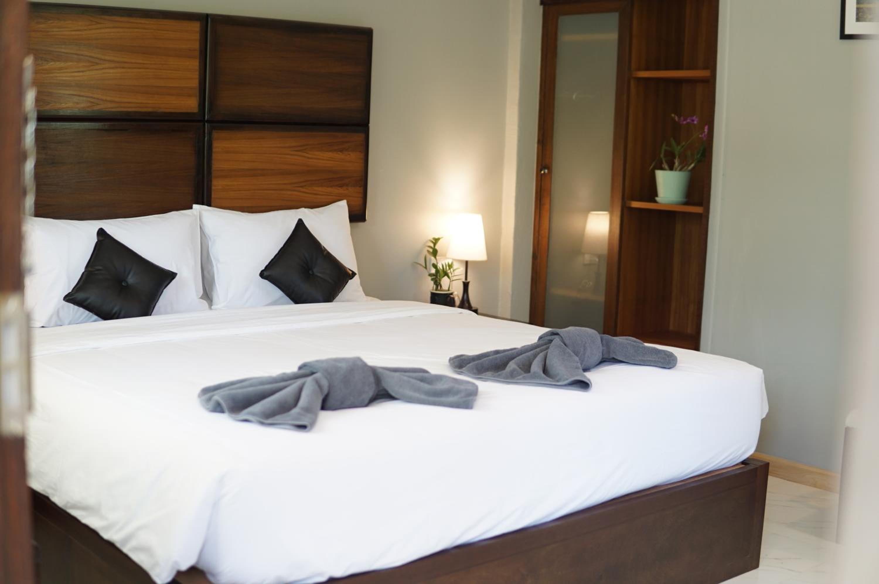 Deluxe King Room with Balcony - Photo 1