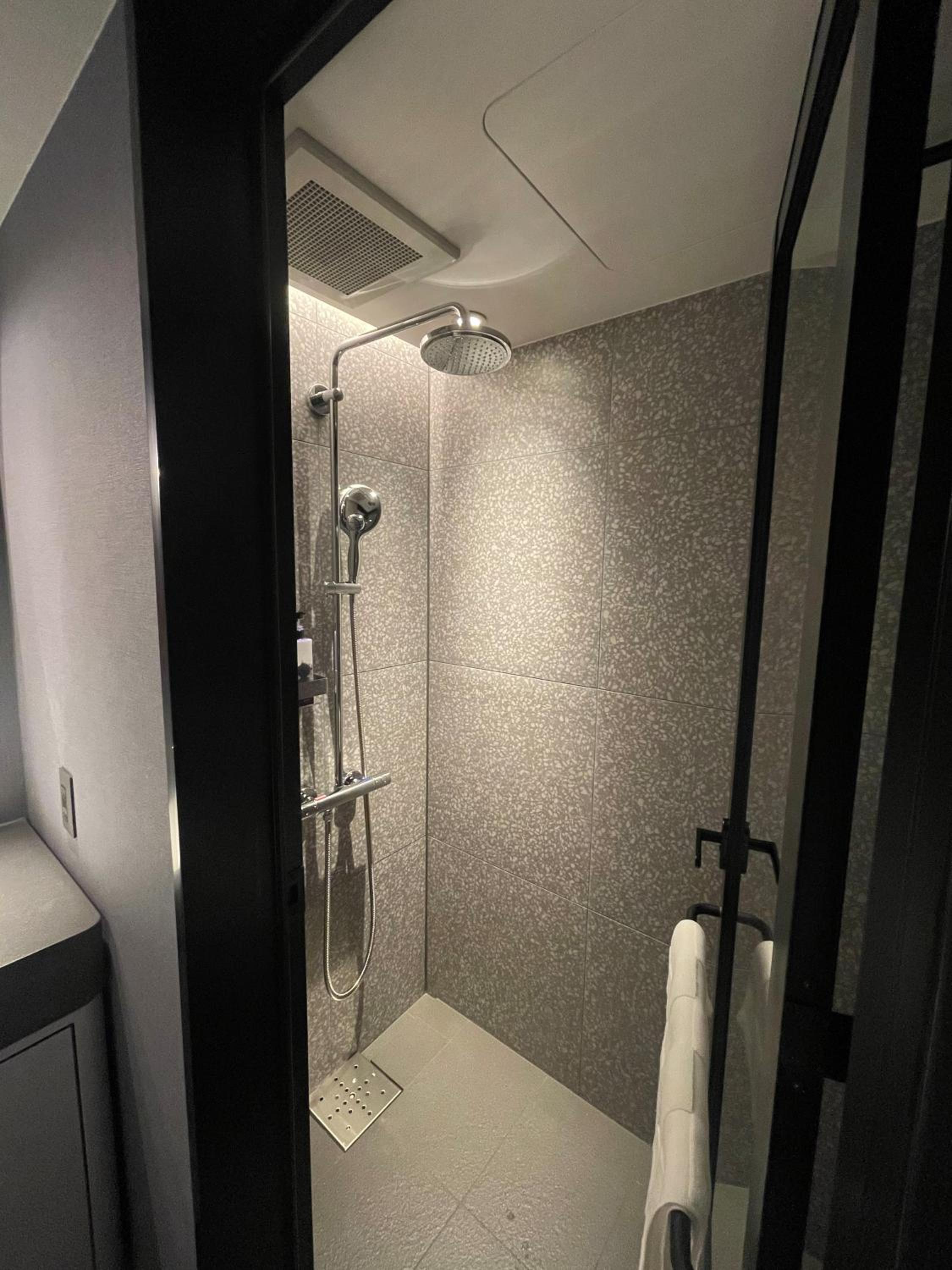 Privilege King Room with Shower Booth - Photo 2