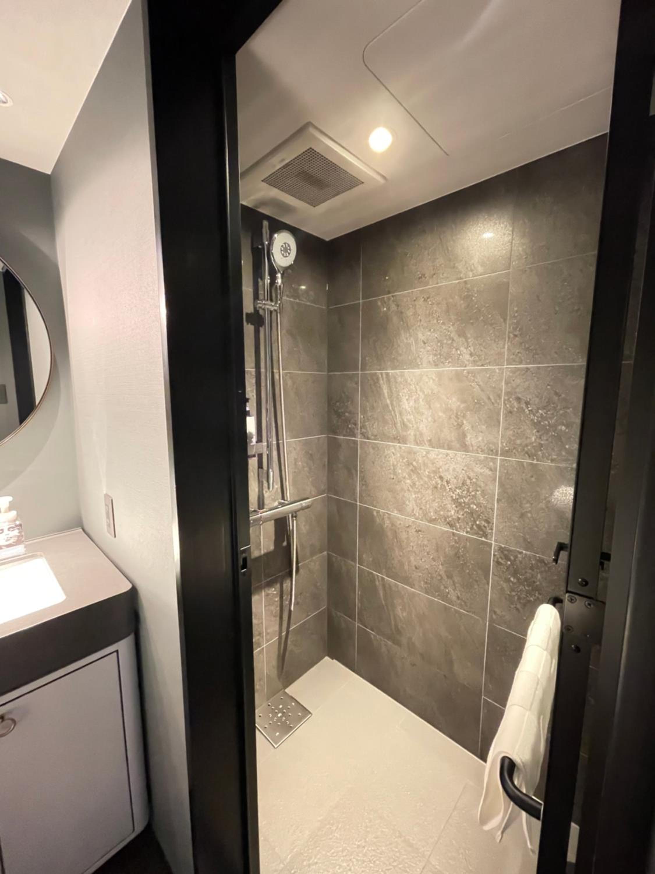 Superior Twin Room with Shower Booth - Photo 6