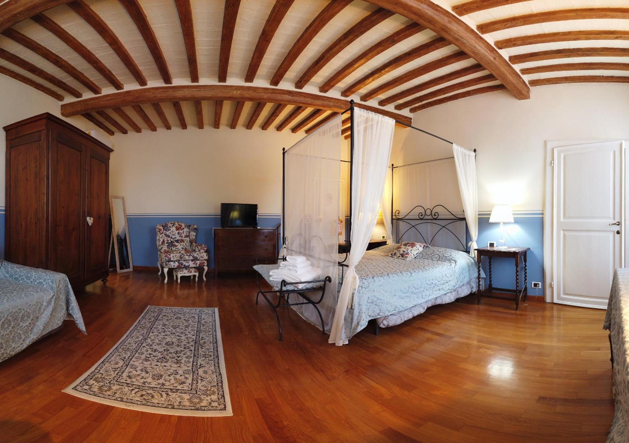 Deluxe Double Room with Bath - Photo 1
