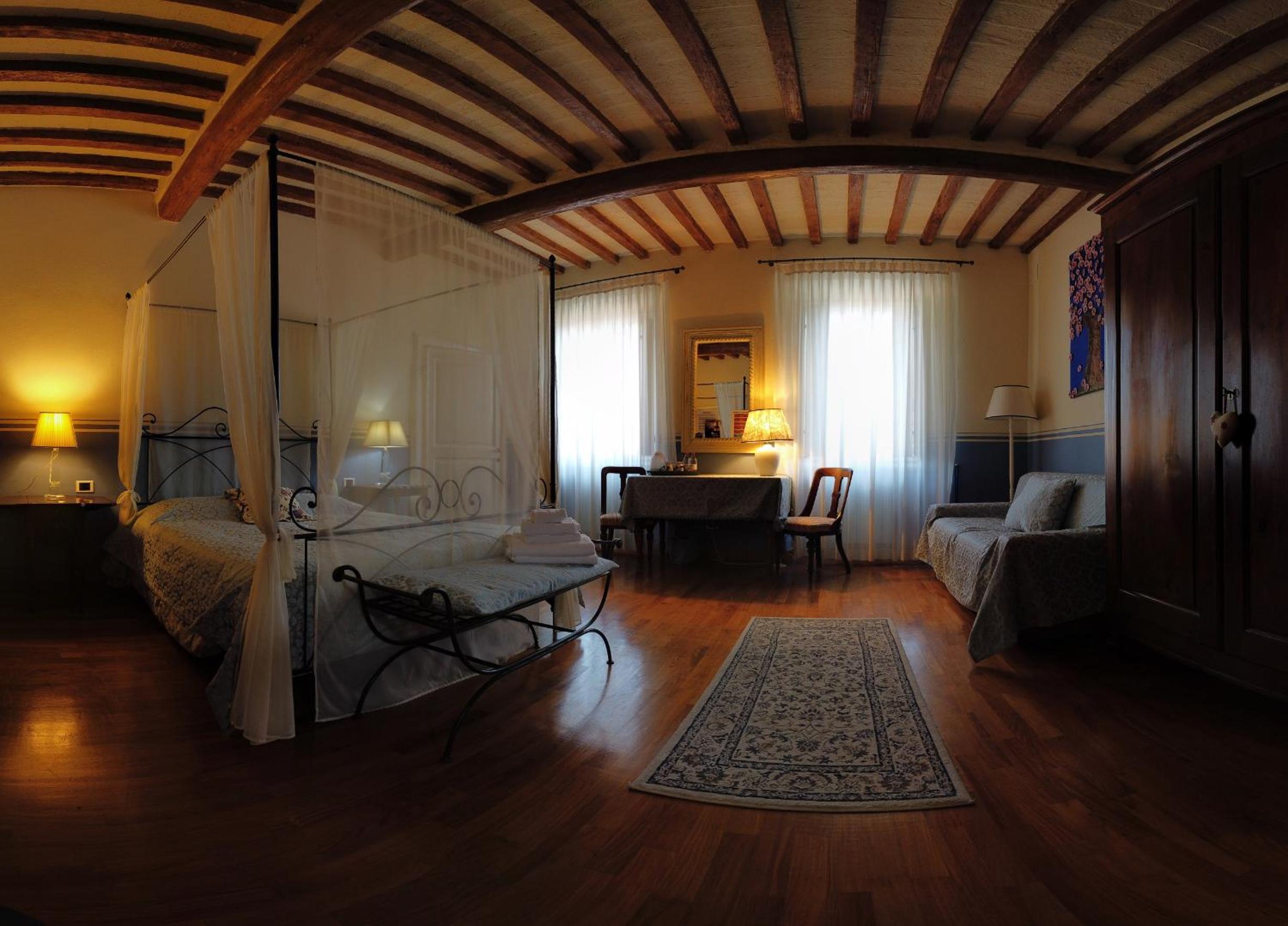 Deluxe Double Room with Bath - Photo 4