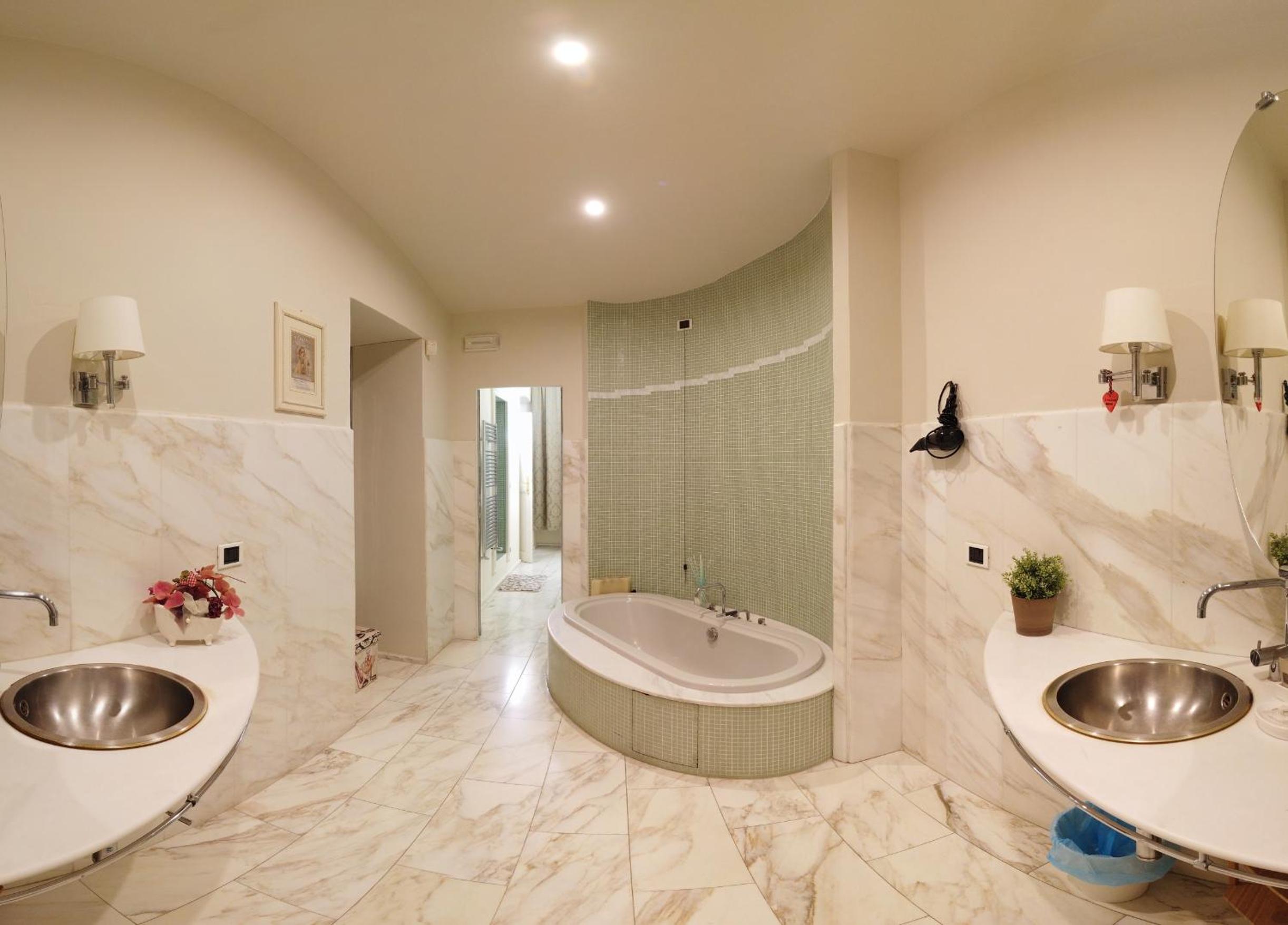Deluxe Double Room with Bath - Photo 5