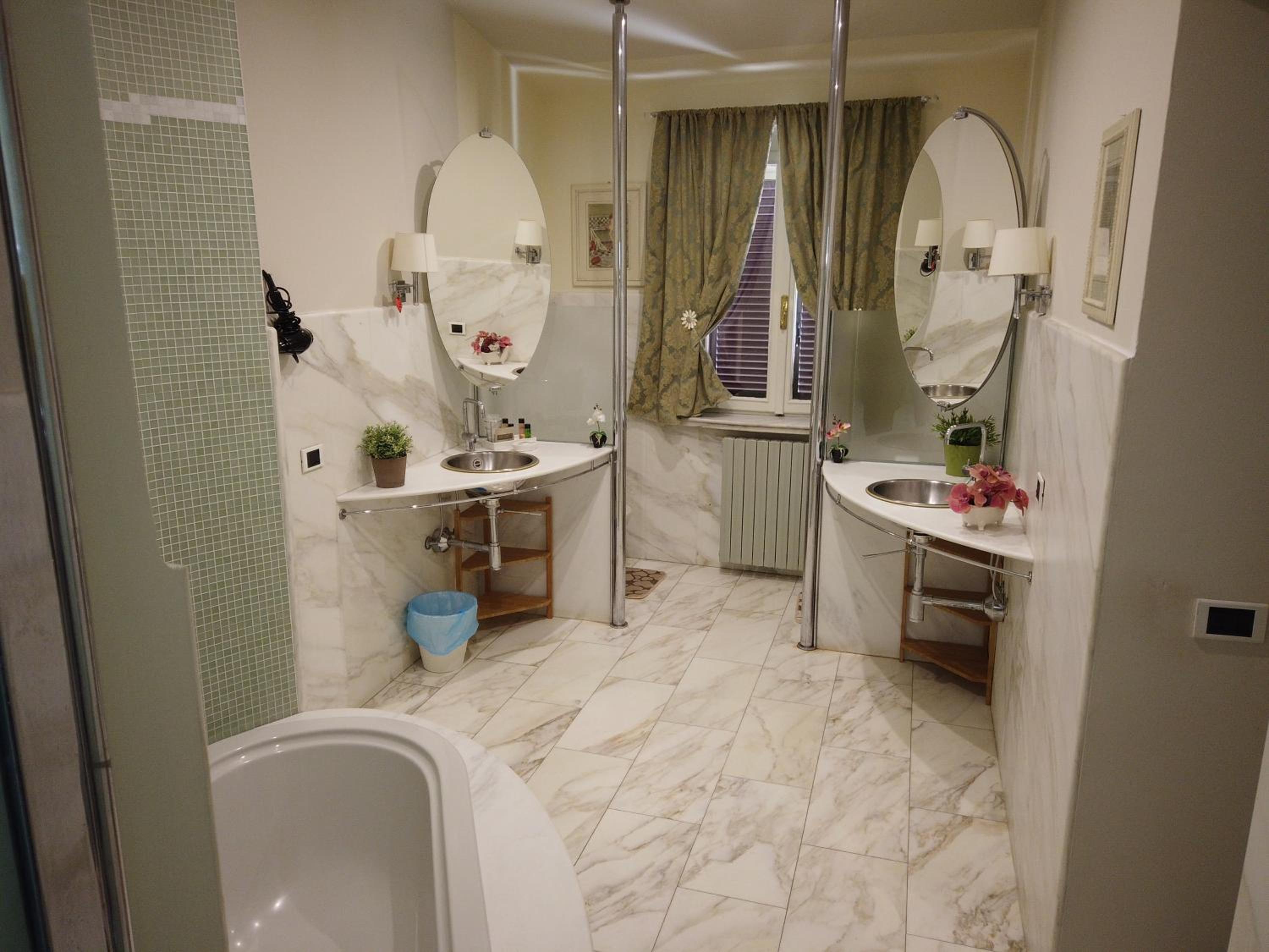 Deluxe Double Room with Bath - Photo 2