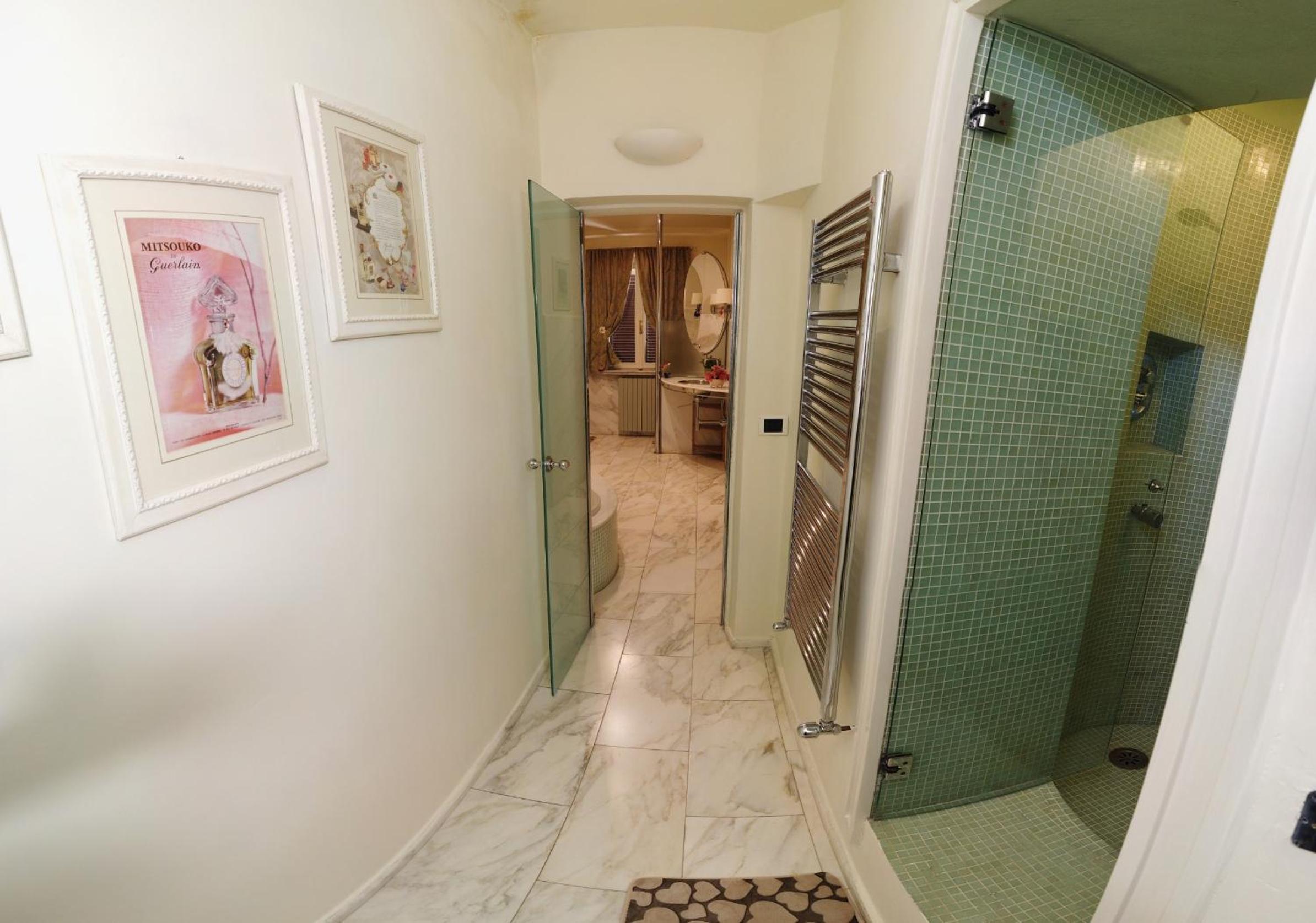 Deluxe Double Room with Bath - Photo 9