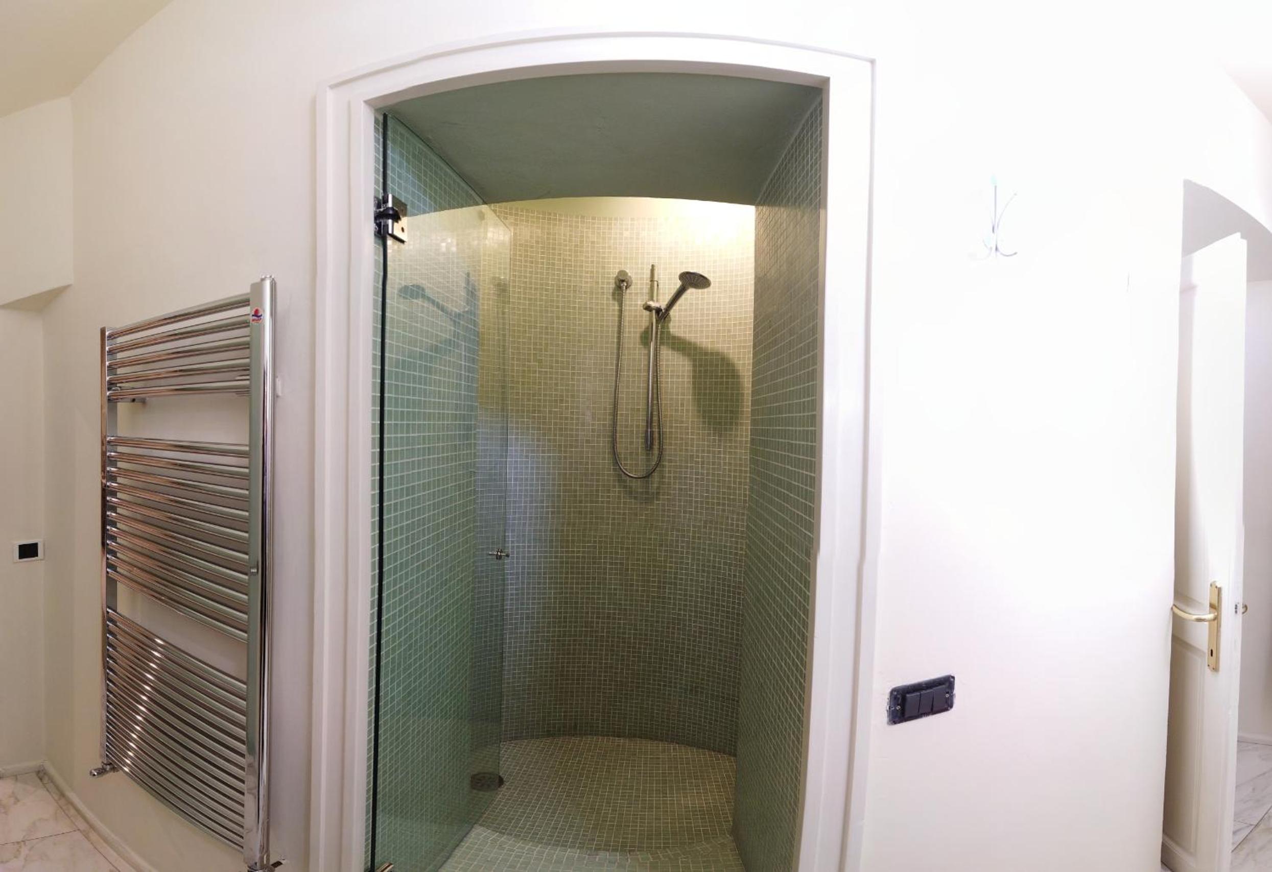 Deluxe Double Room with Bath - Photo 8