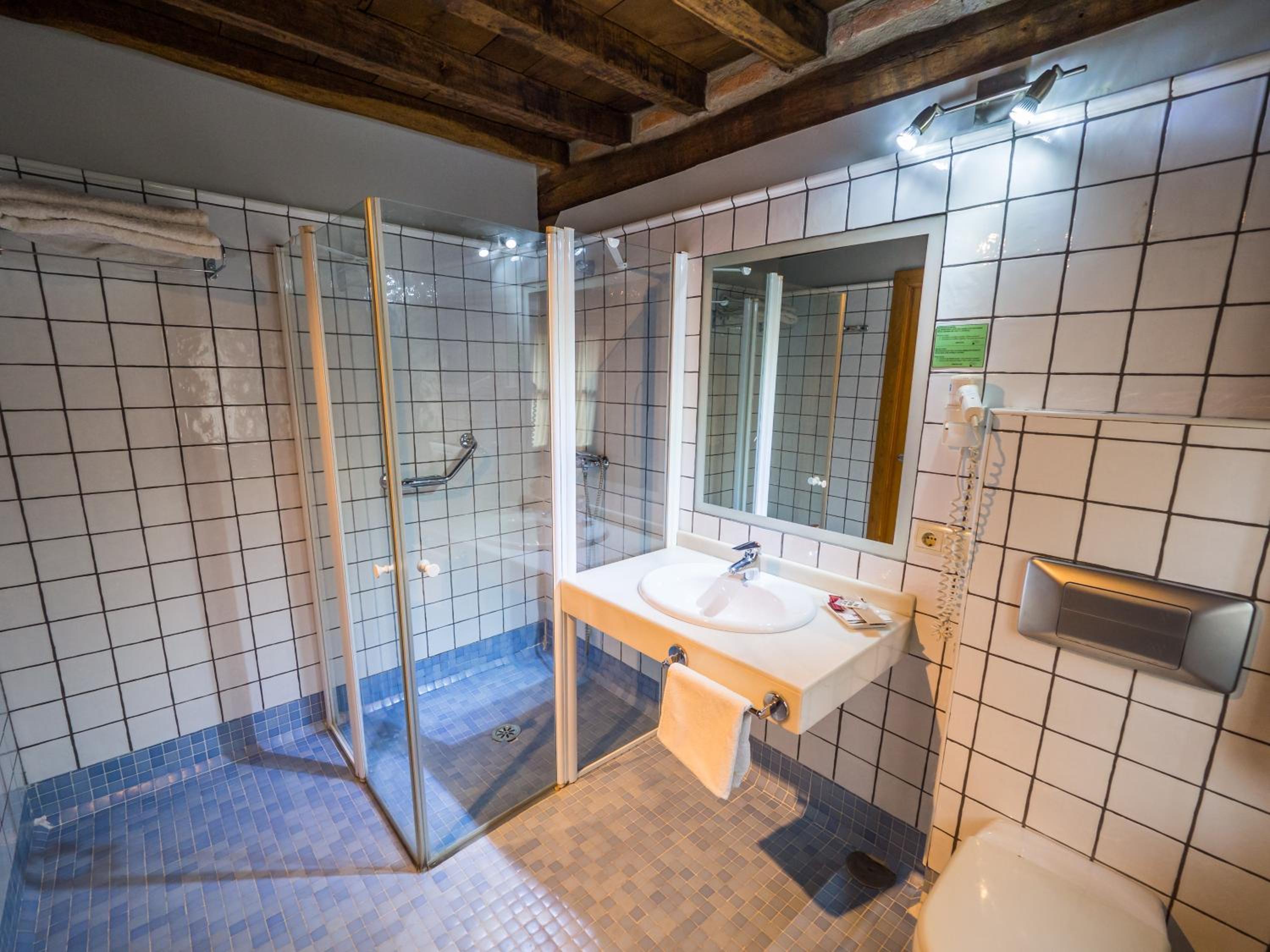 Double Room with Private Bathroom photo 2
