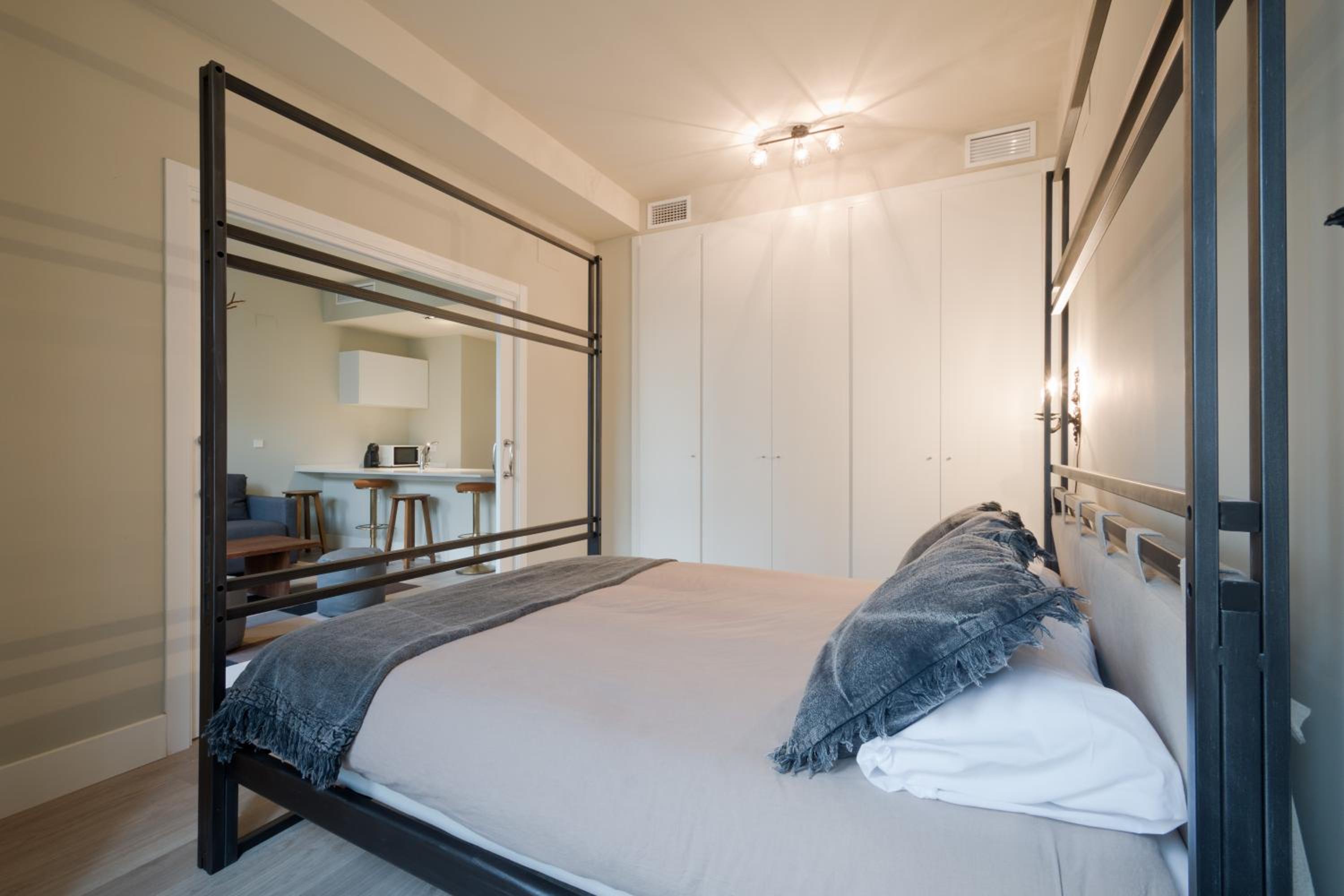 One-Bedroom Apartment Industrial - Photo 2
