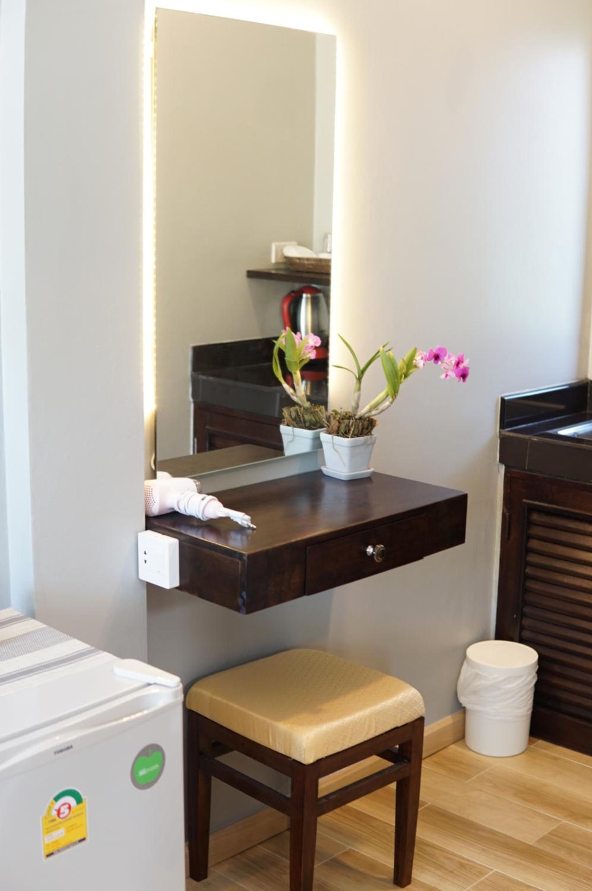 Deluxe King Room with Balcony - Photo 7