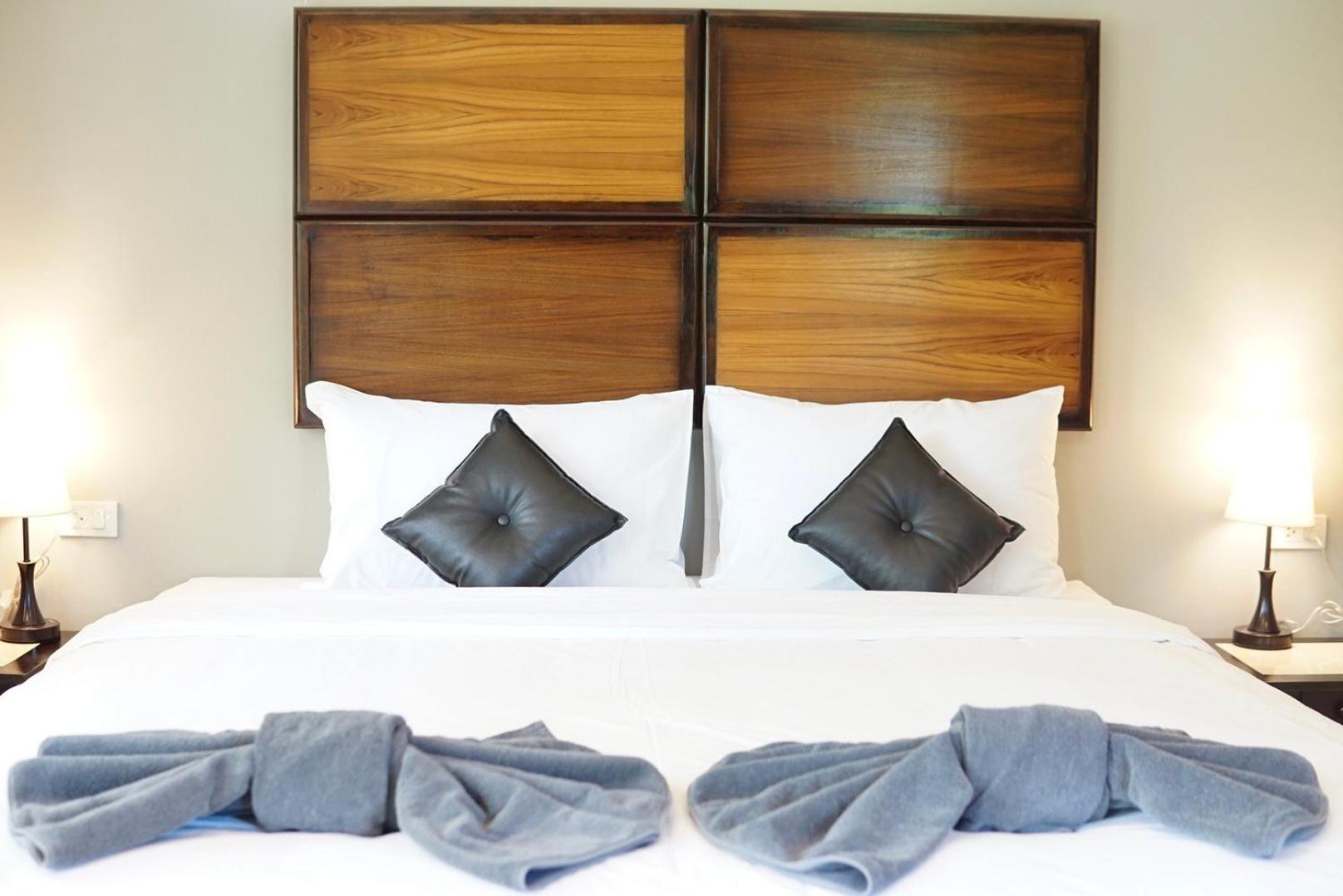 Deluxe King Room with Balcony - Photo 9