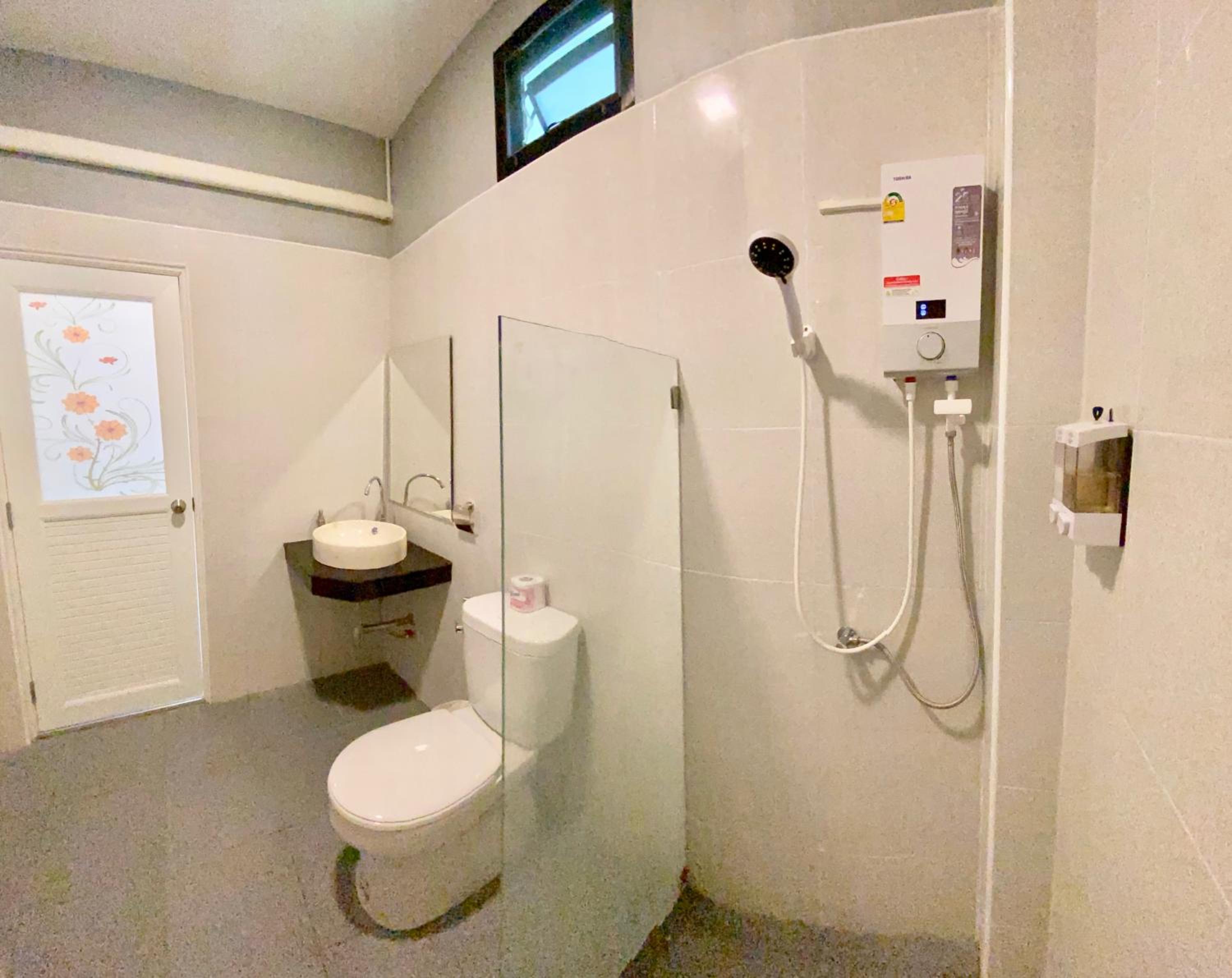 Deluxe King Room with Balcony - Photo 6