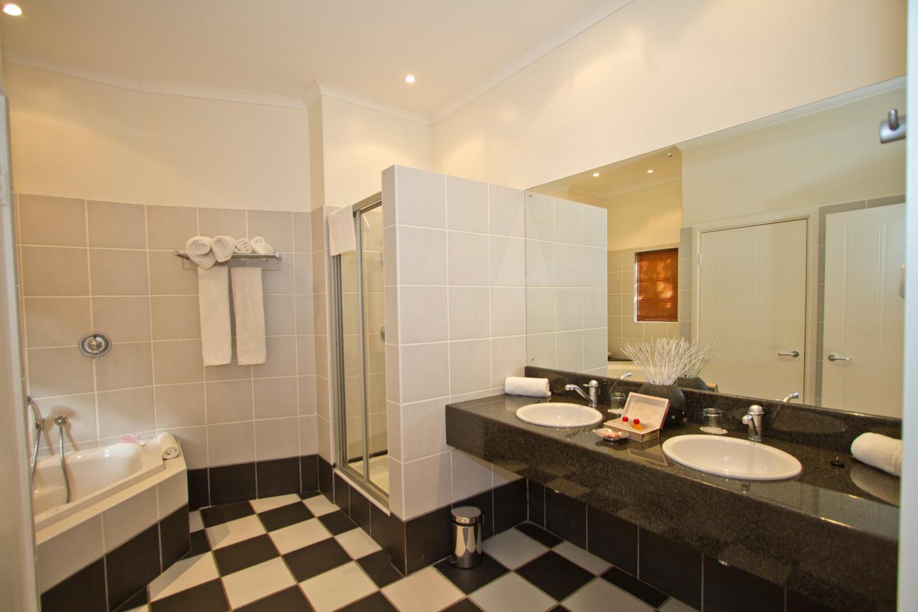 Superior Room – King or Twin - Photo 9