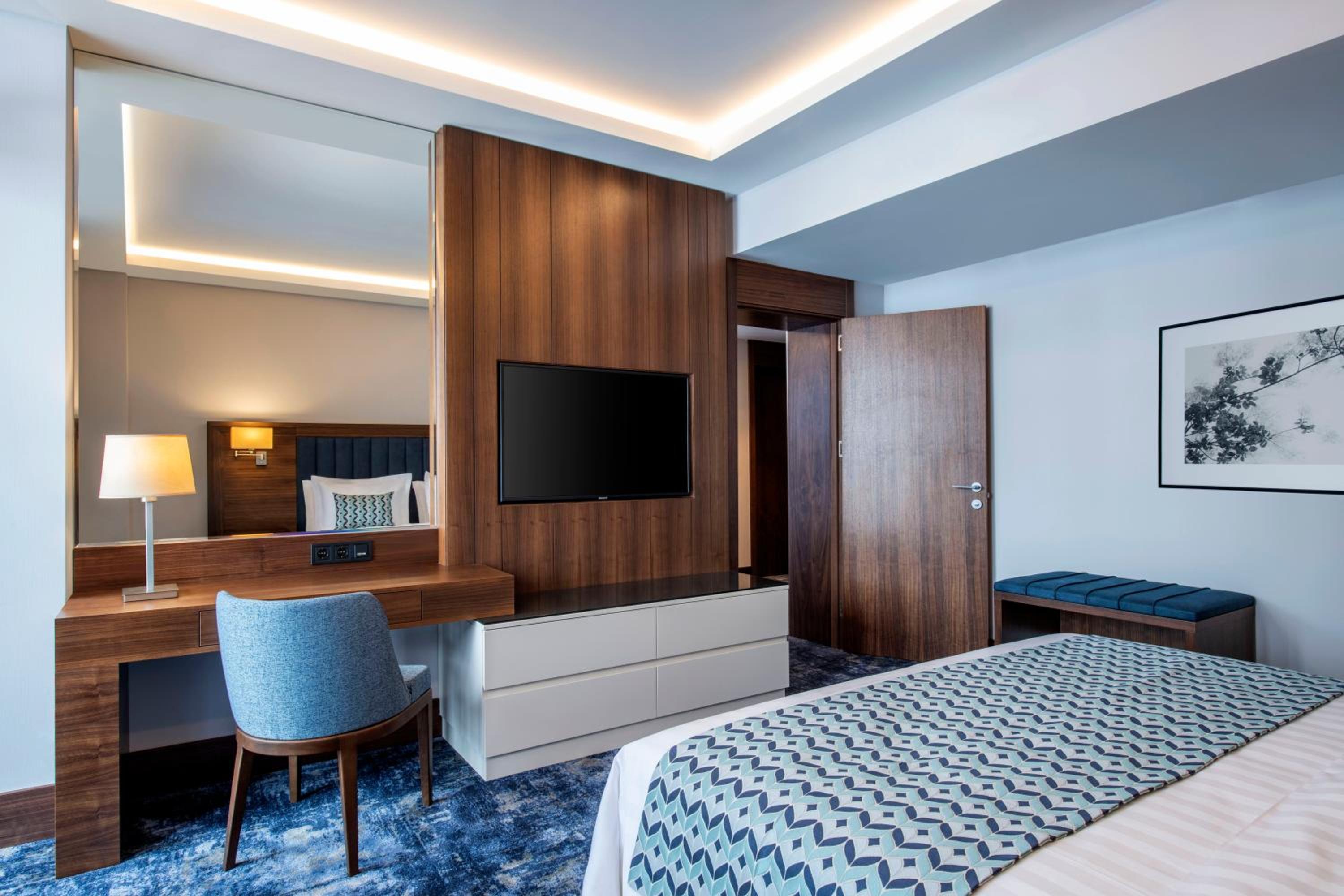 Executive Suite - Photo 1