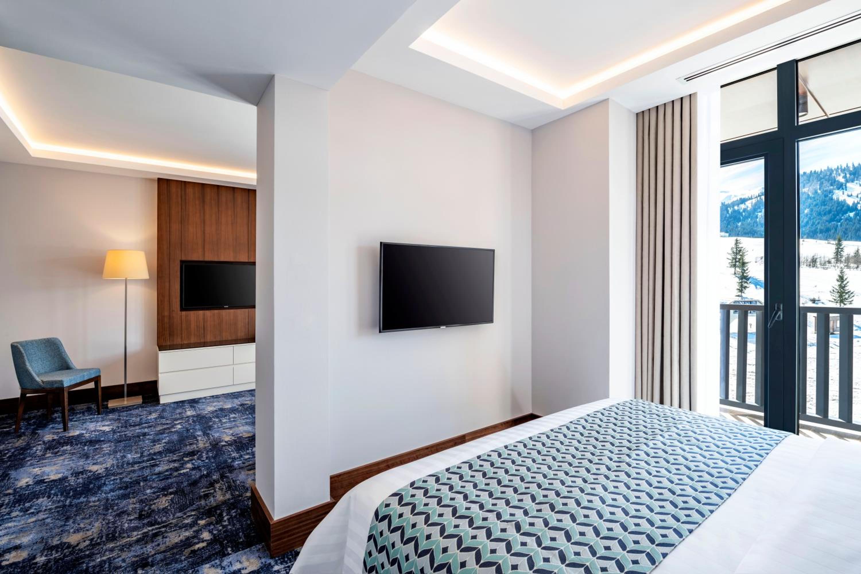 Suite - Photo 1