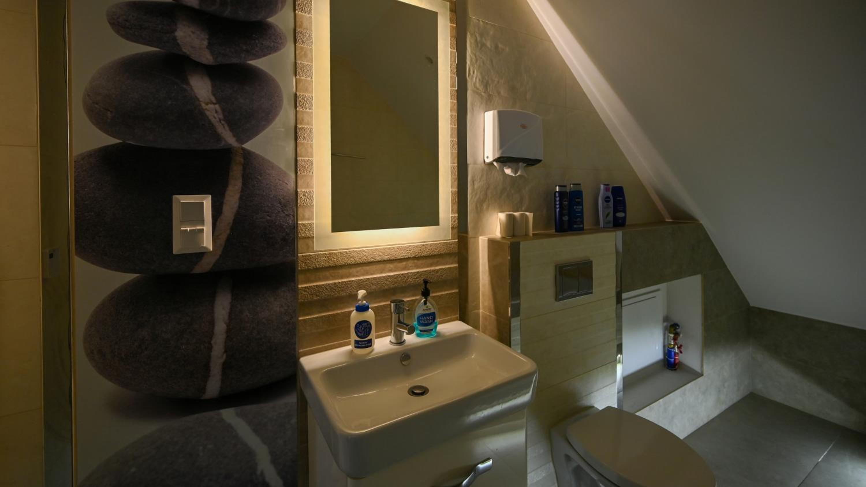 One-Bedroom Apartment - Photo 17