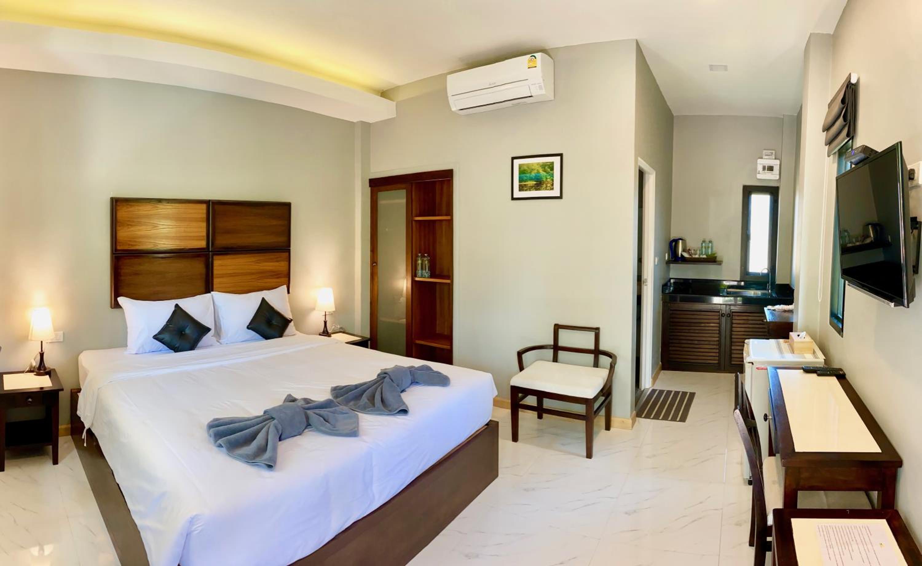 Deluxe King Room with Balcony - Photo 8
