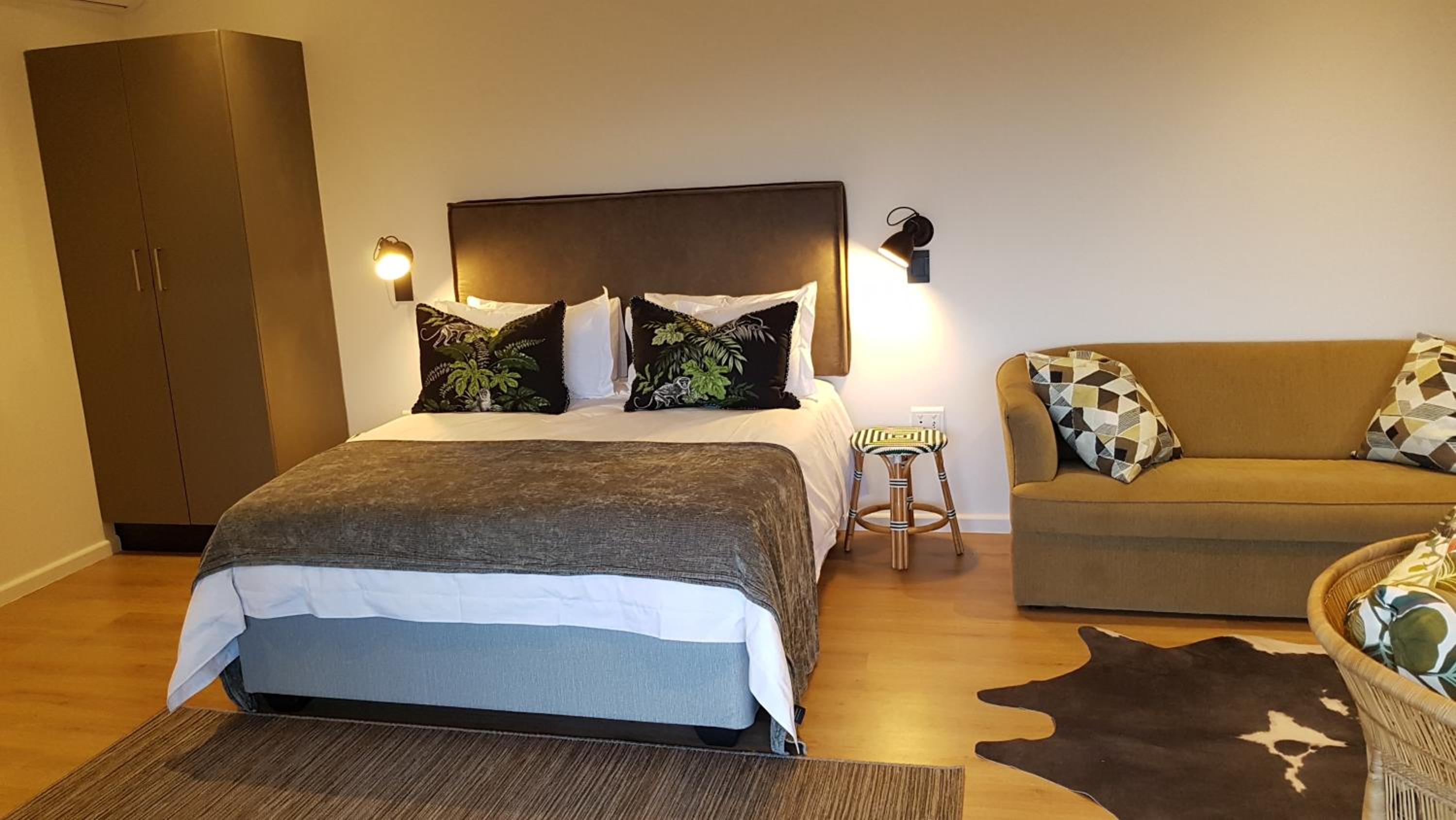 Gorgeous Olive Luxury Honeymoon Suite photo 1