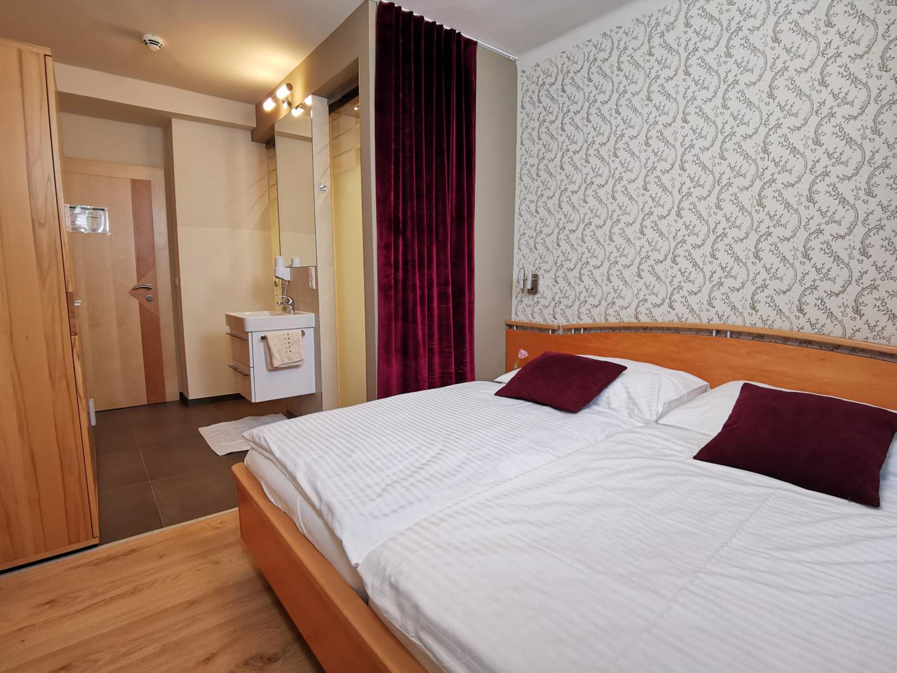 City Room - Photo 6