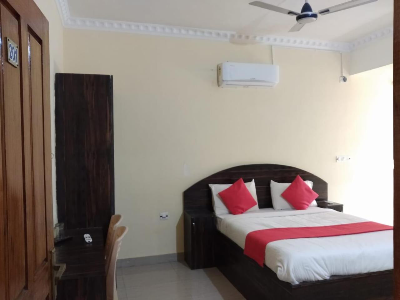 Deluxe Double Room - Photo 11
