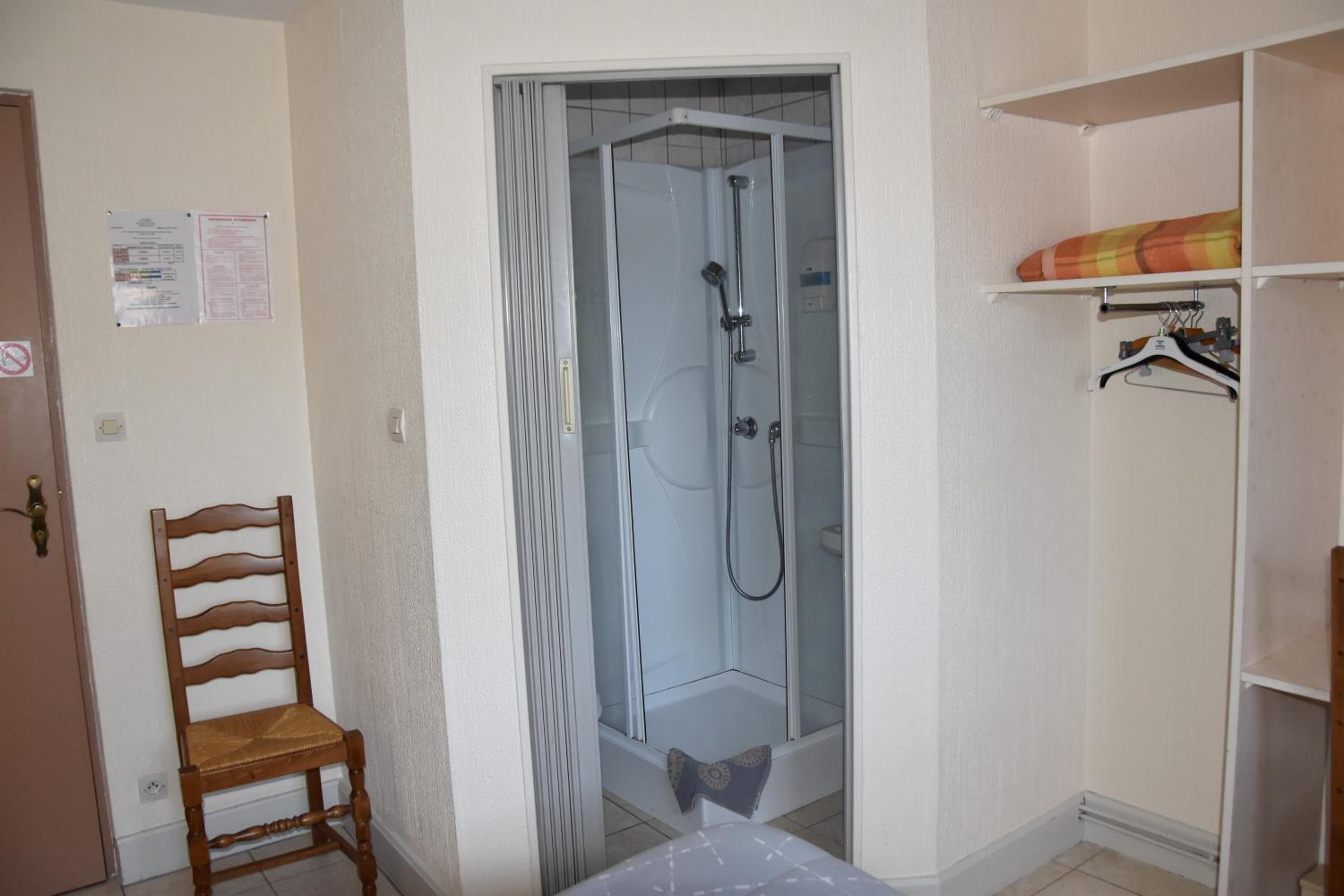 Standard Double Room - Photo 5