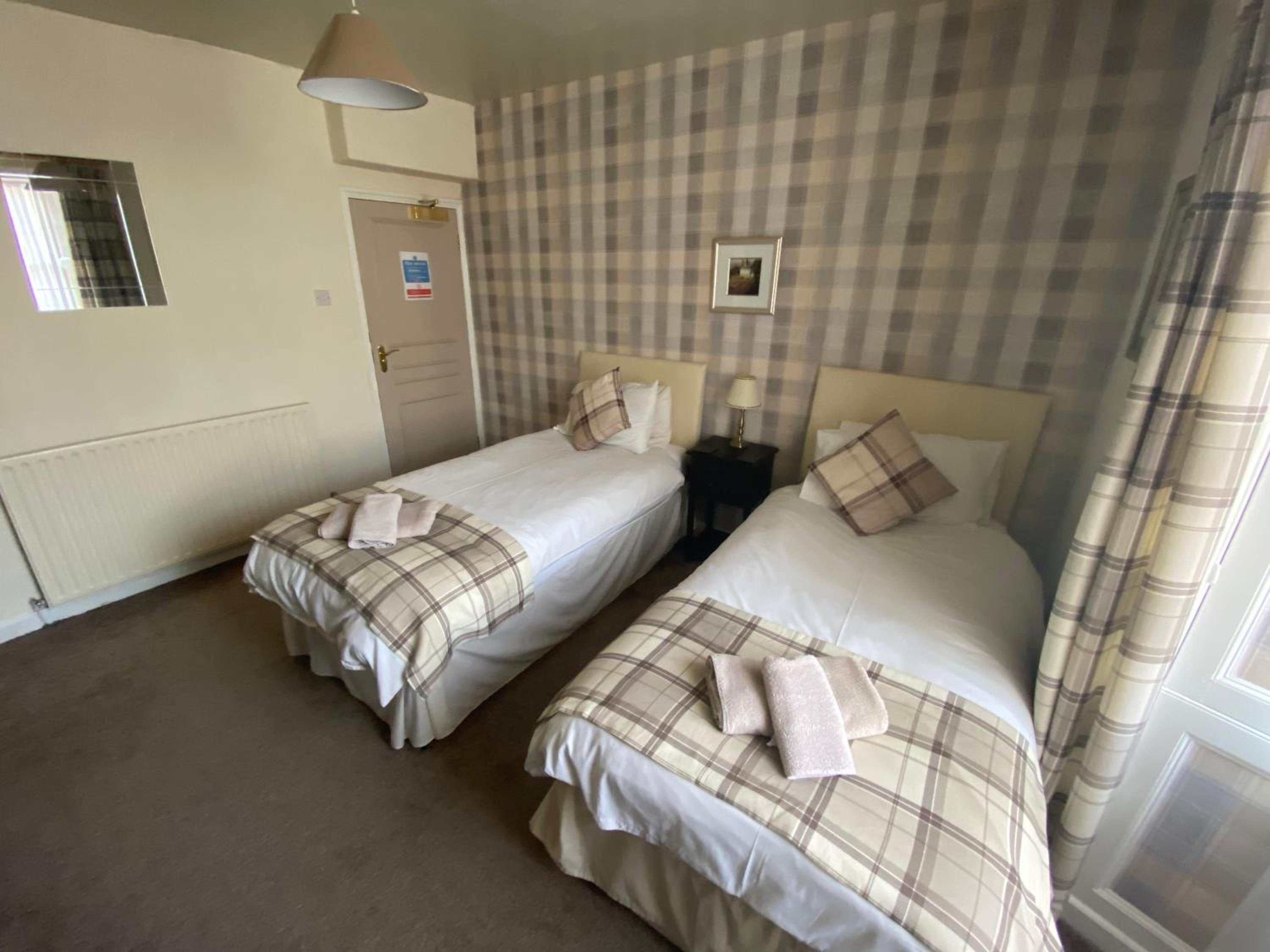 Twin Room with Private Bathroom - Photo 1