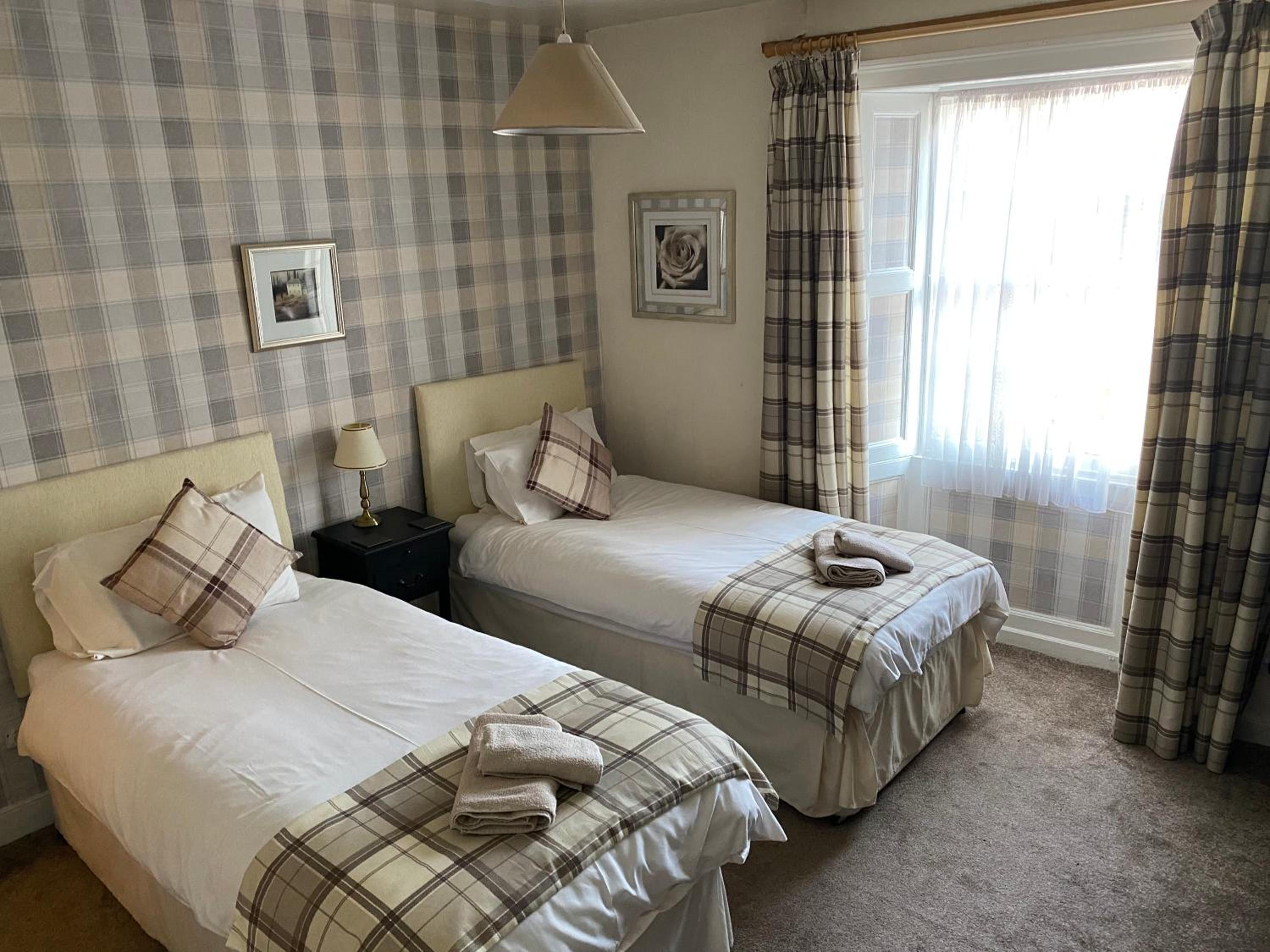 Twin Room with Private Bathroom - Photo 2