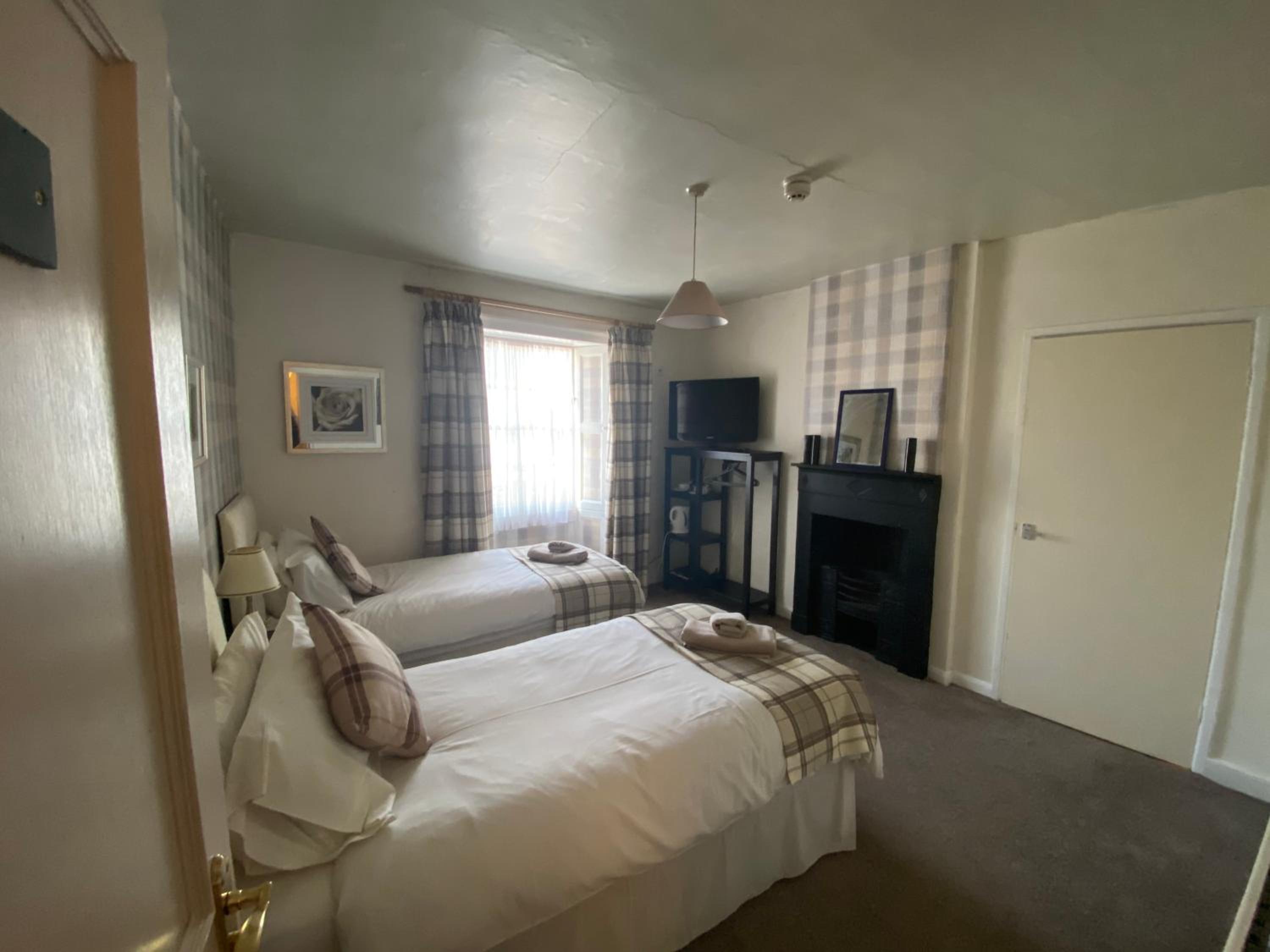 Twin Room with Private Bathroom - Photo 3