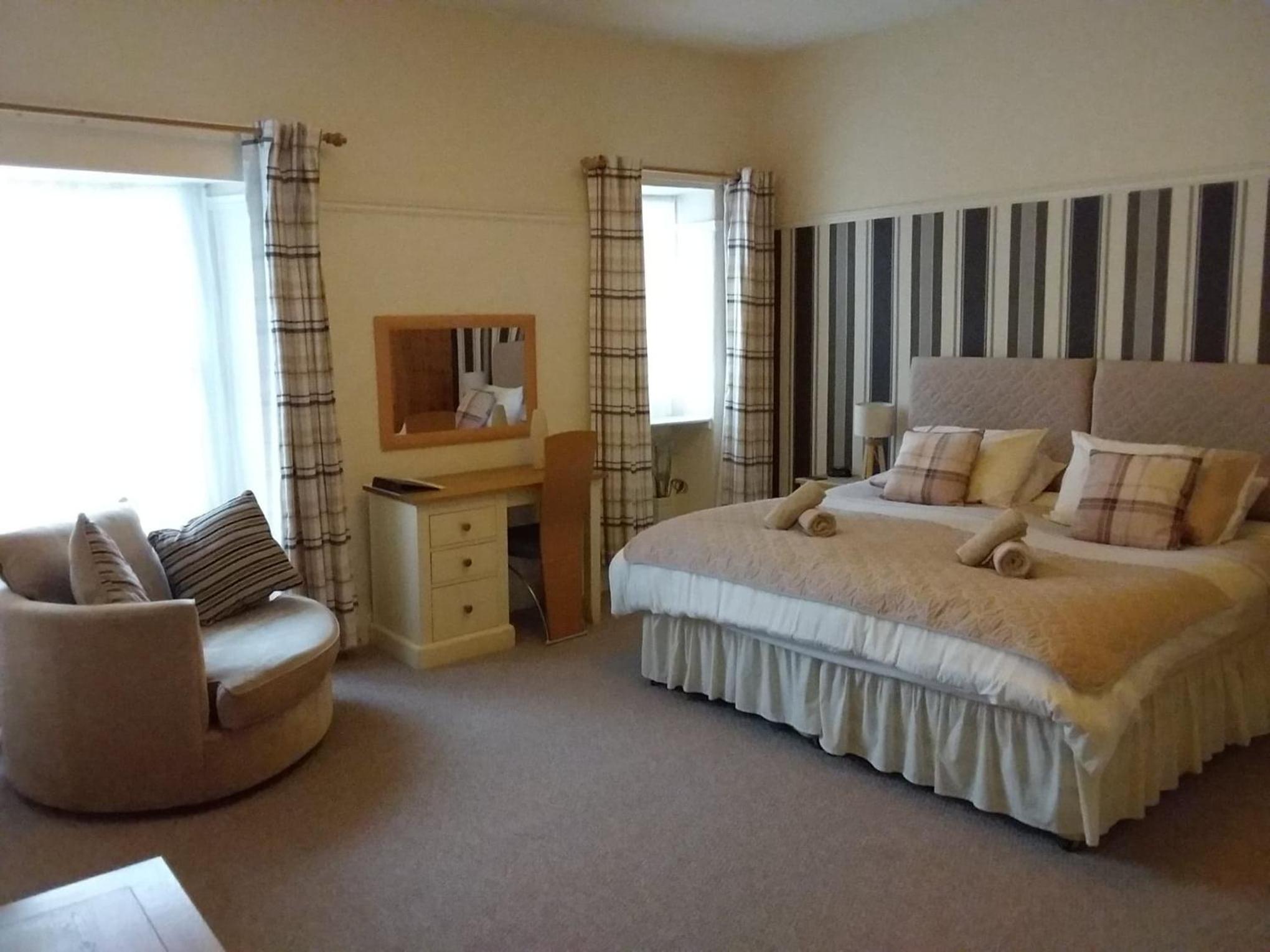 Large Twin Room - Photo 1