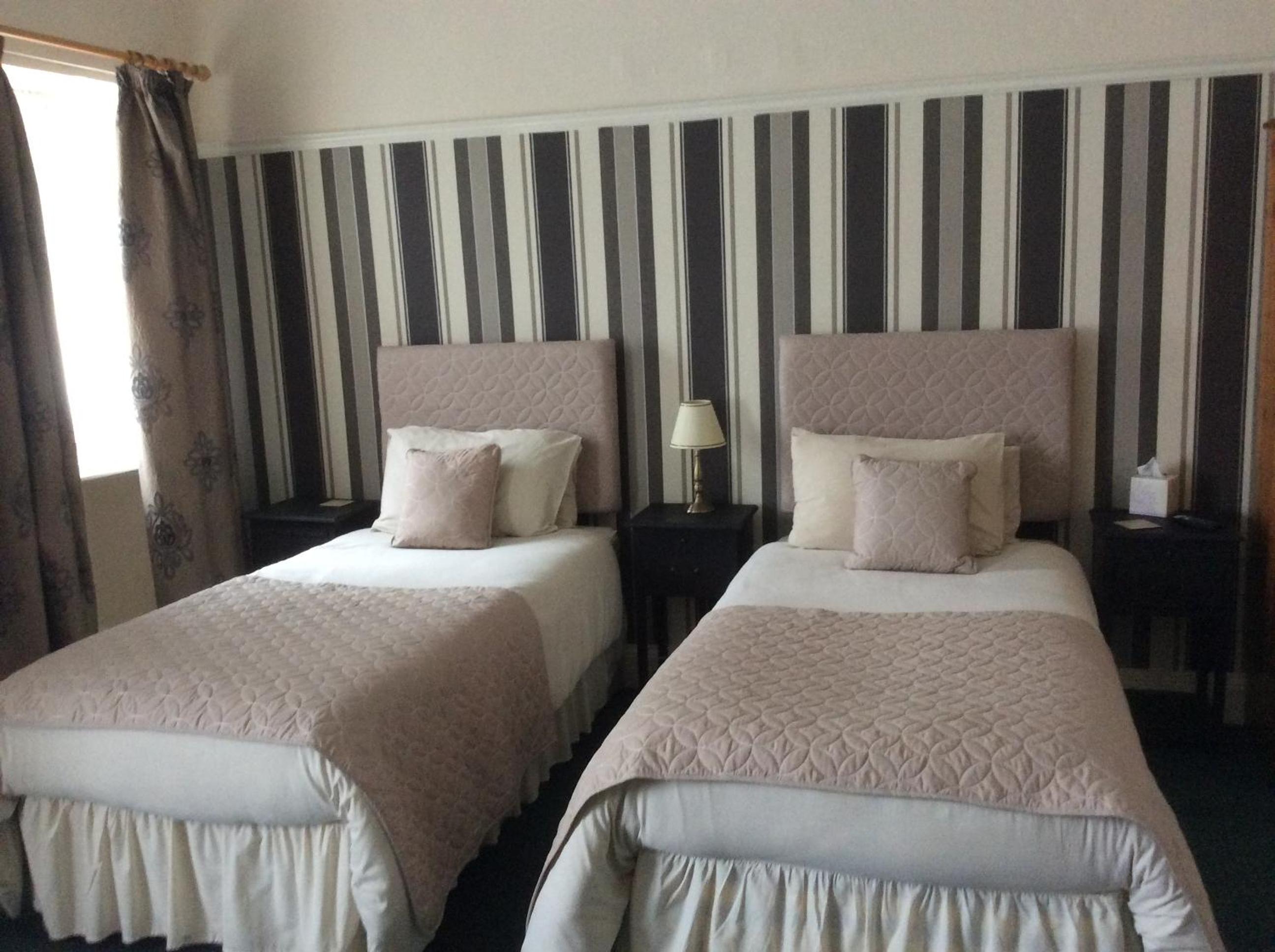 Large Twin Room - Photo 2