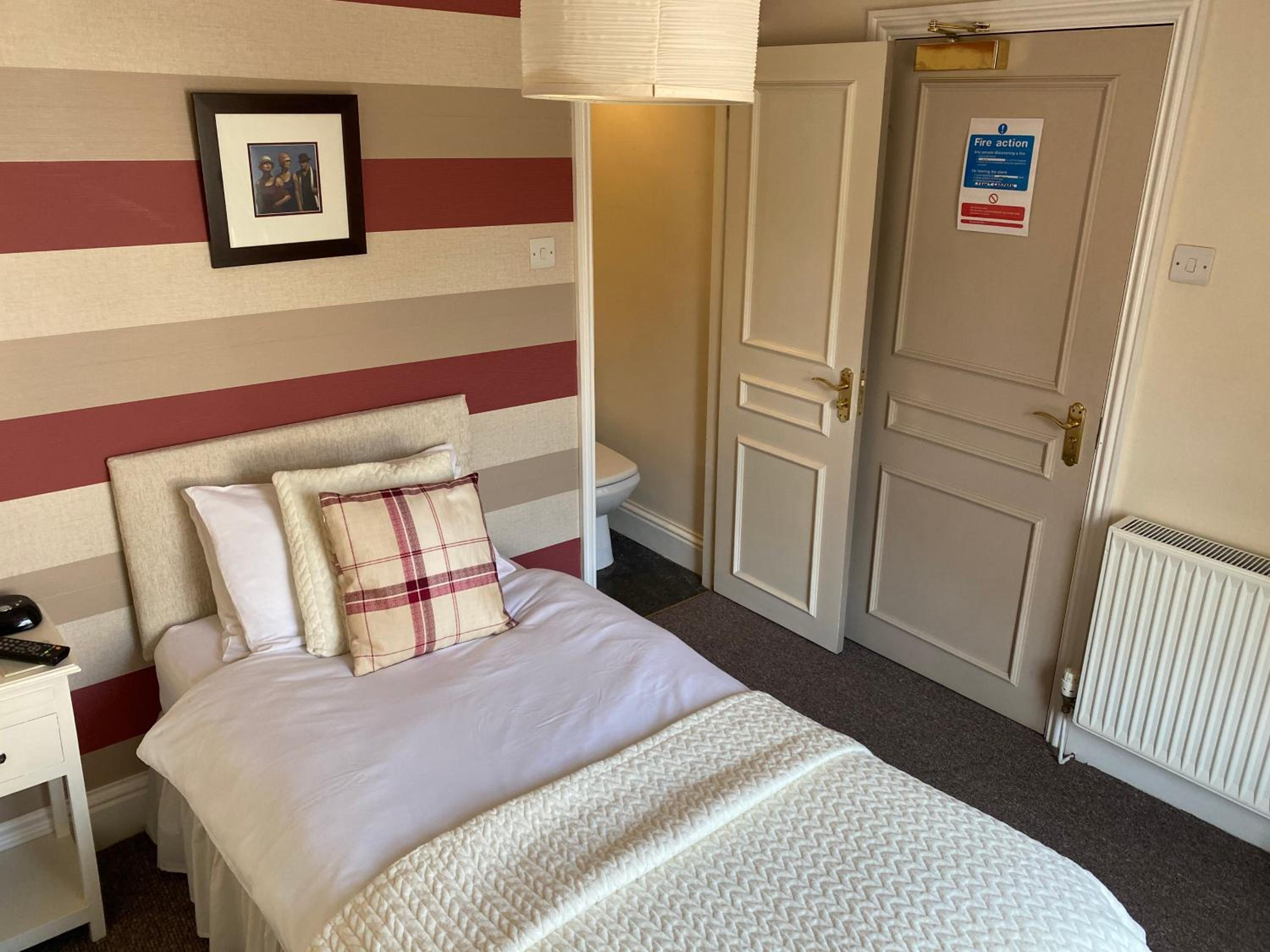 Single Room with Private Bathroom photo 3