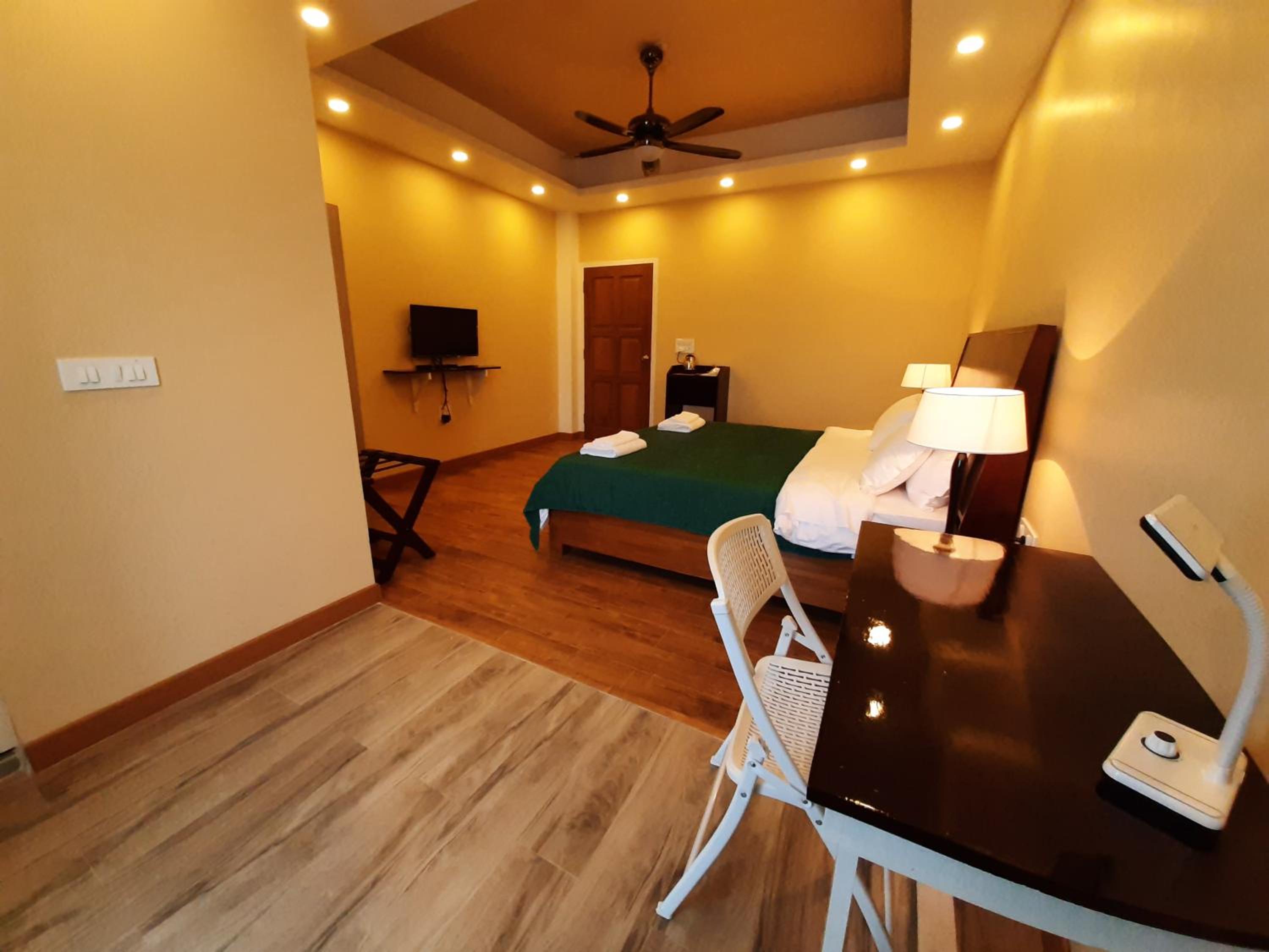Budget Double Room - Photo 6
