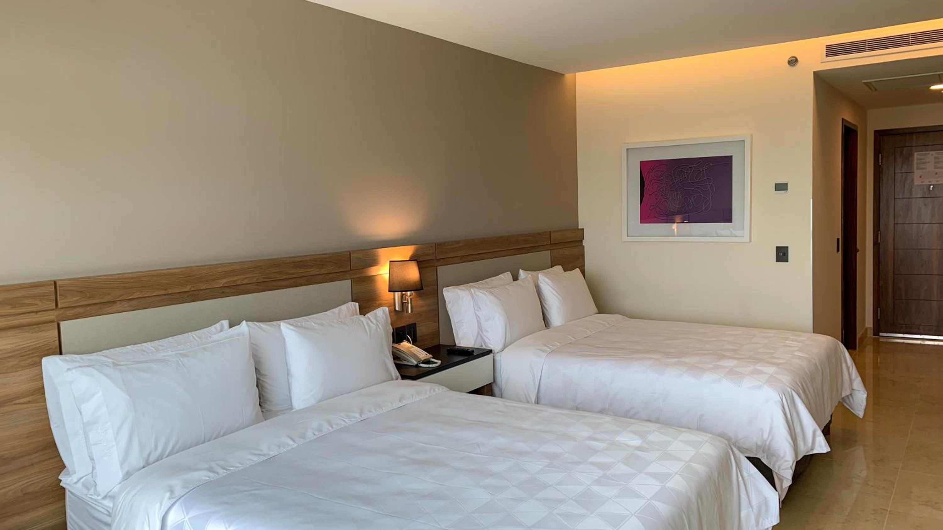 Standard Room with Two Queen Beds - Photo 8