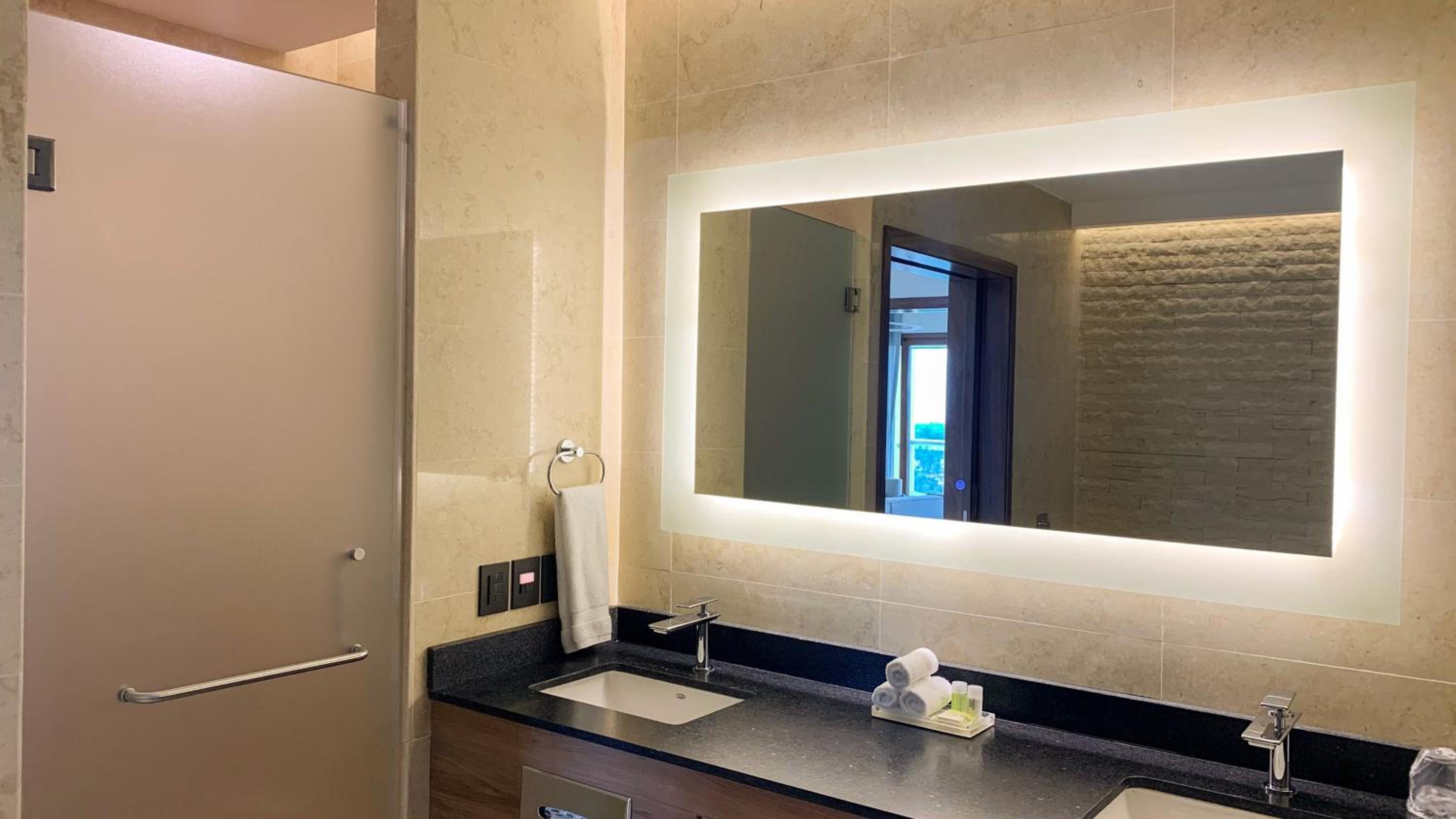 King Suite with City View - Photo 3
