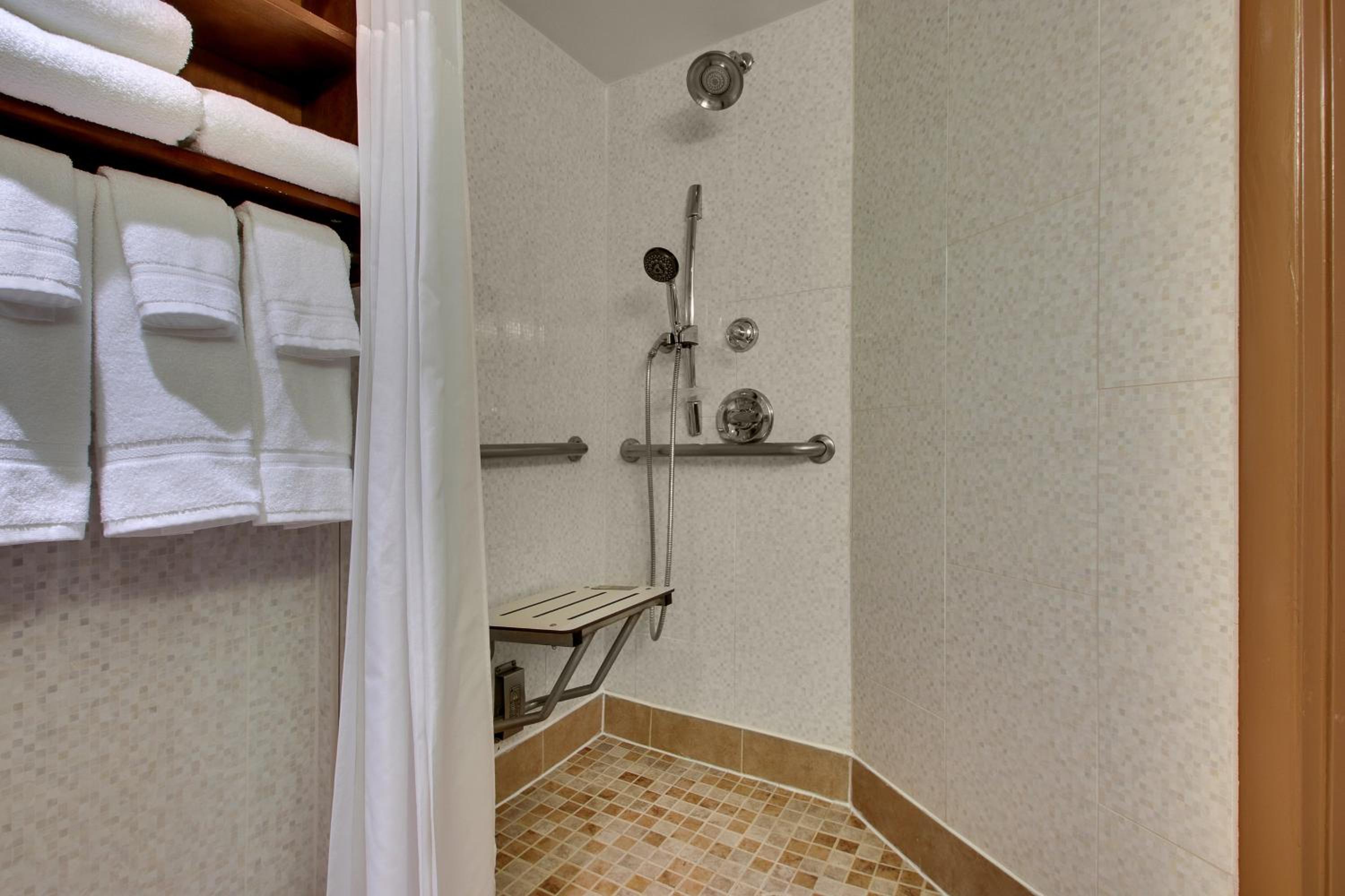 King Room - Mobility Access/Roll in Shower - Non-Smoking photo 2