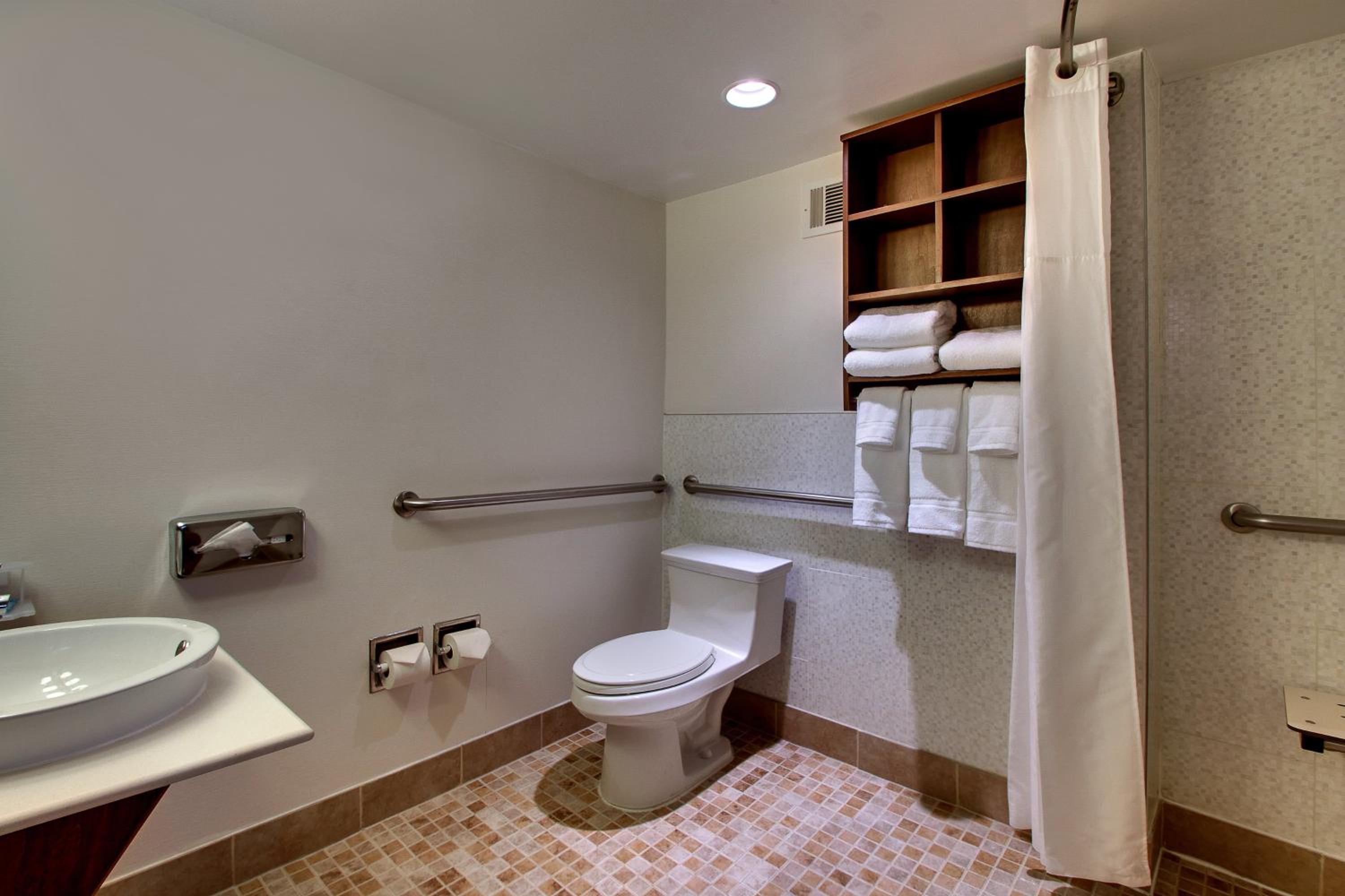 King Room - Mobility Access/Roll in Shower - Non-Smoking photo 3
