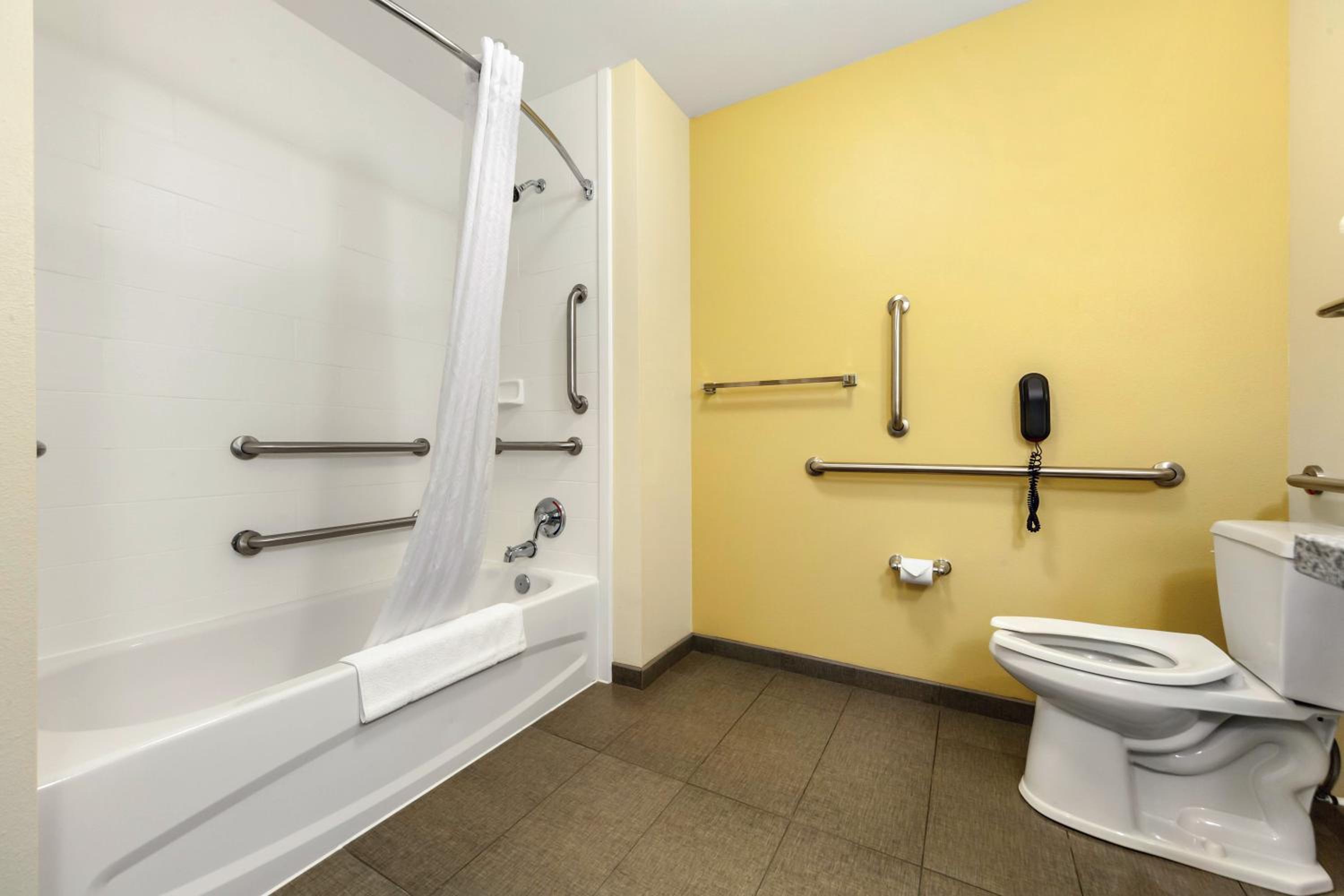Queen Room with Two Queen Beds - Accessible/Non-Smoking  photo 3